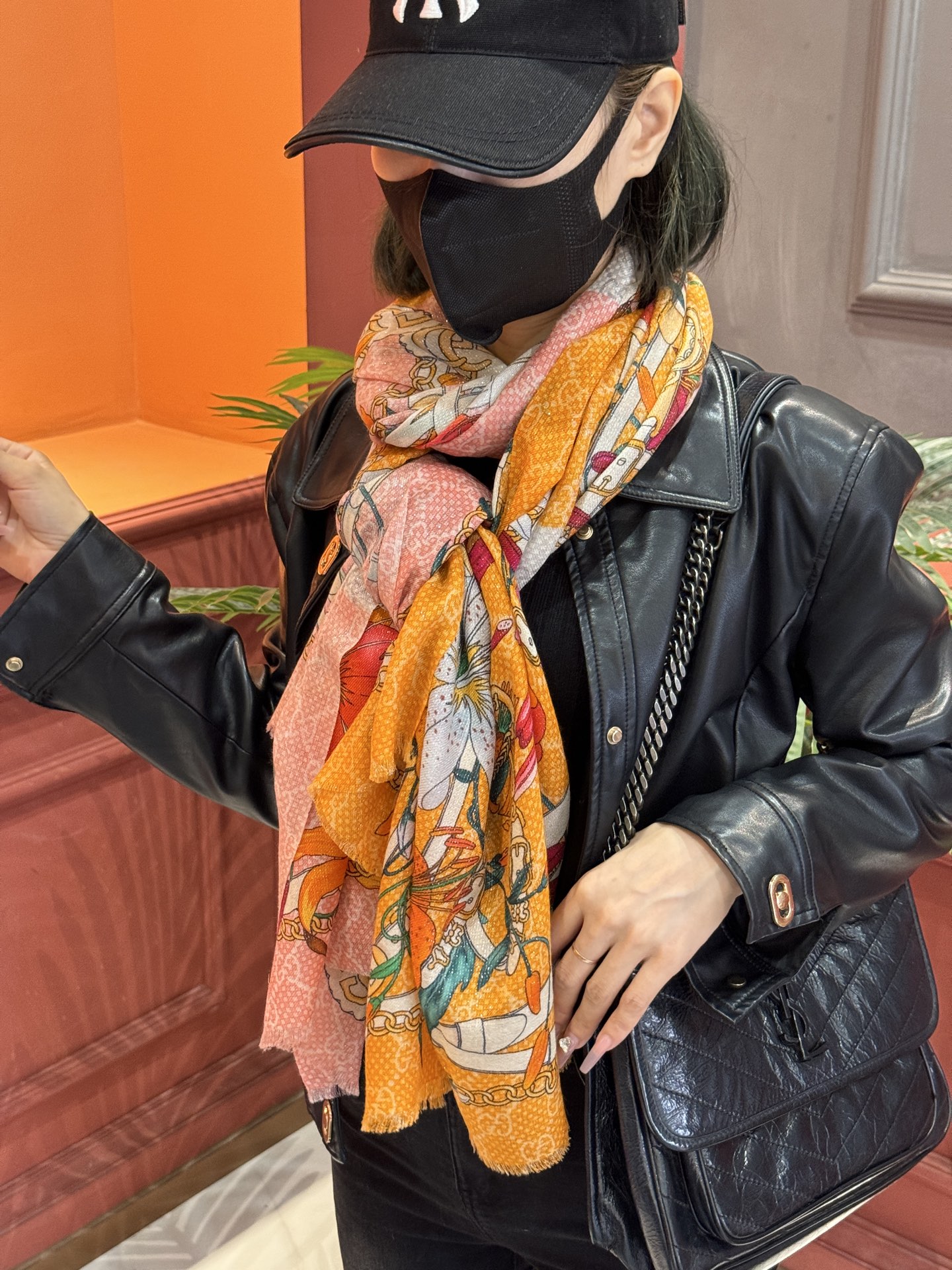 Gucci花卉羊绒围巾~超级抬气色！高级女人味！】羊绒围巾也能这么美！！！Gucci这款双面花卉羊绒围巾