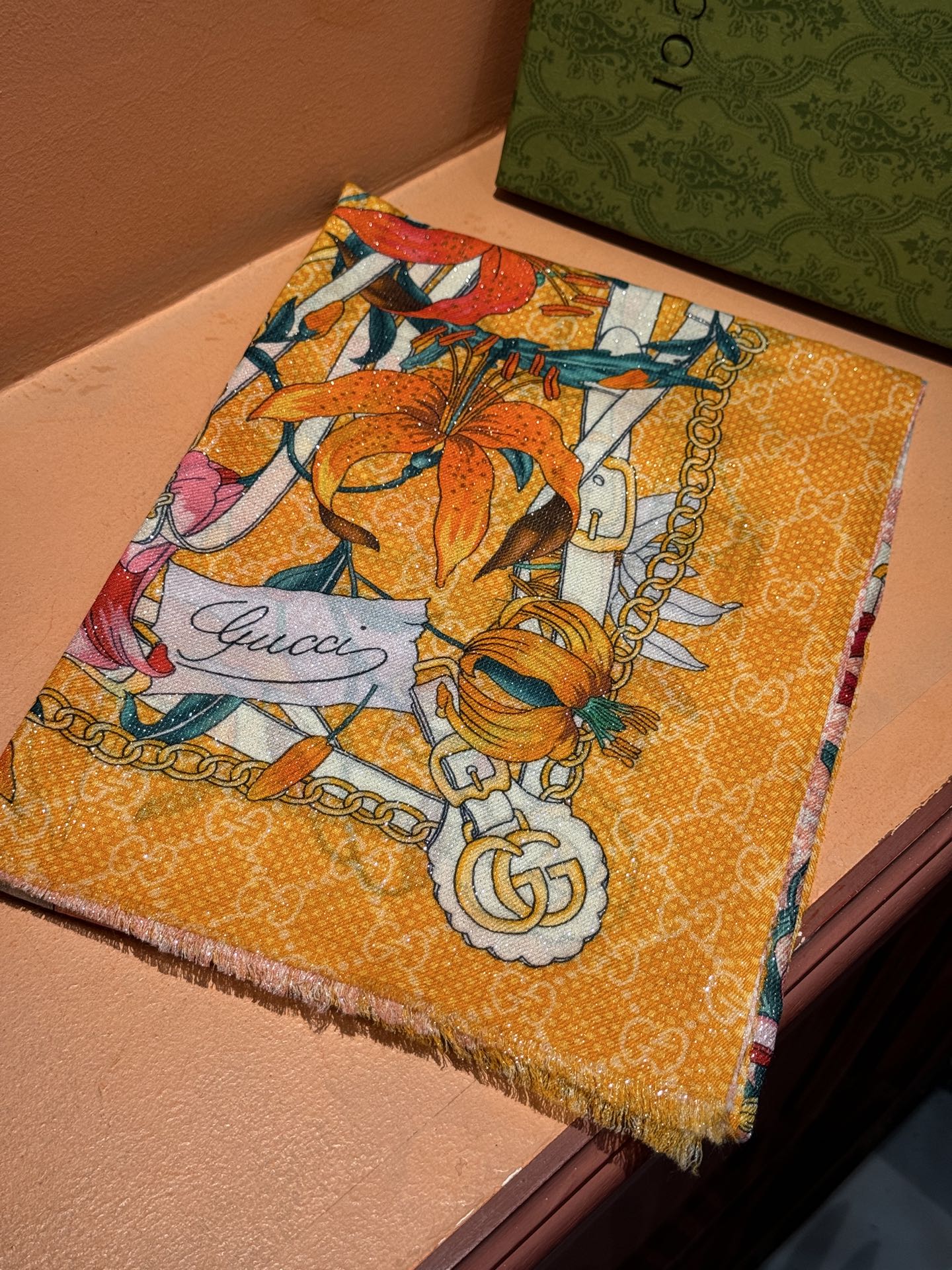 Gucci花卉羊绒围巾~超级抬气色！高级女人味！】羊绒围巾也能这么美！！！Gucci这款双面花卉羊绒围巾