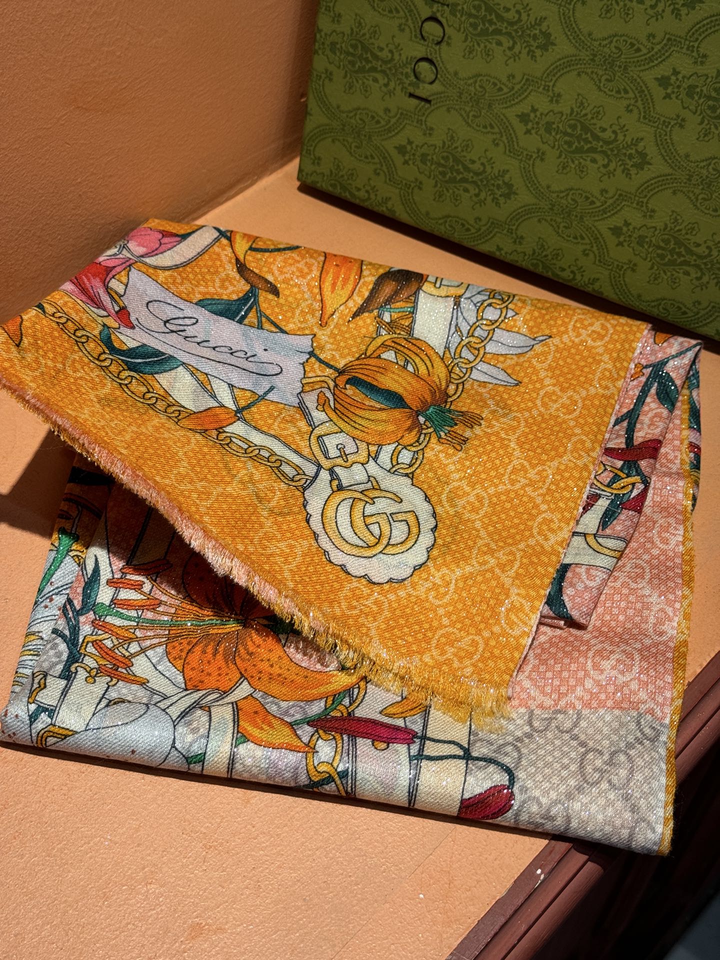 Gucci花卉羊绒围巾~超级抬气色！高级女人味！】羊绒围巾也能这么美！！！Gucci这款双面花卉羊绒围巾