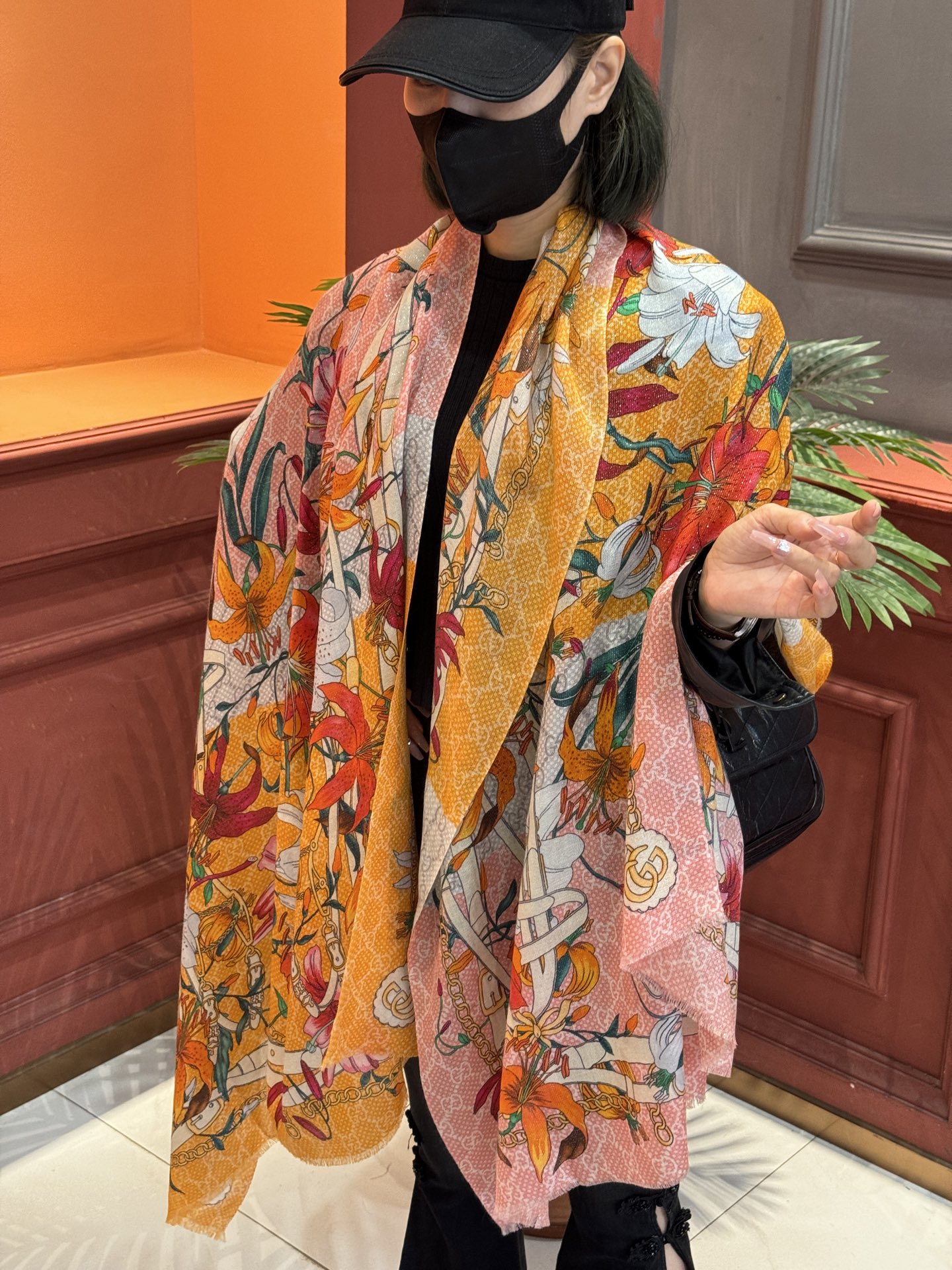 Gucci花卉羊绒围巾~超级抬气色！高级女人味！】羊绒围巾也能这么美！！！Gucci这款双面花卉羊绒围巾