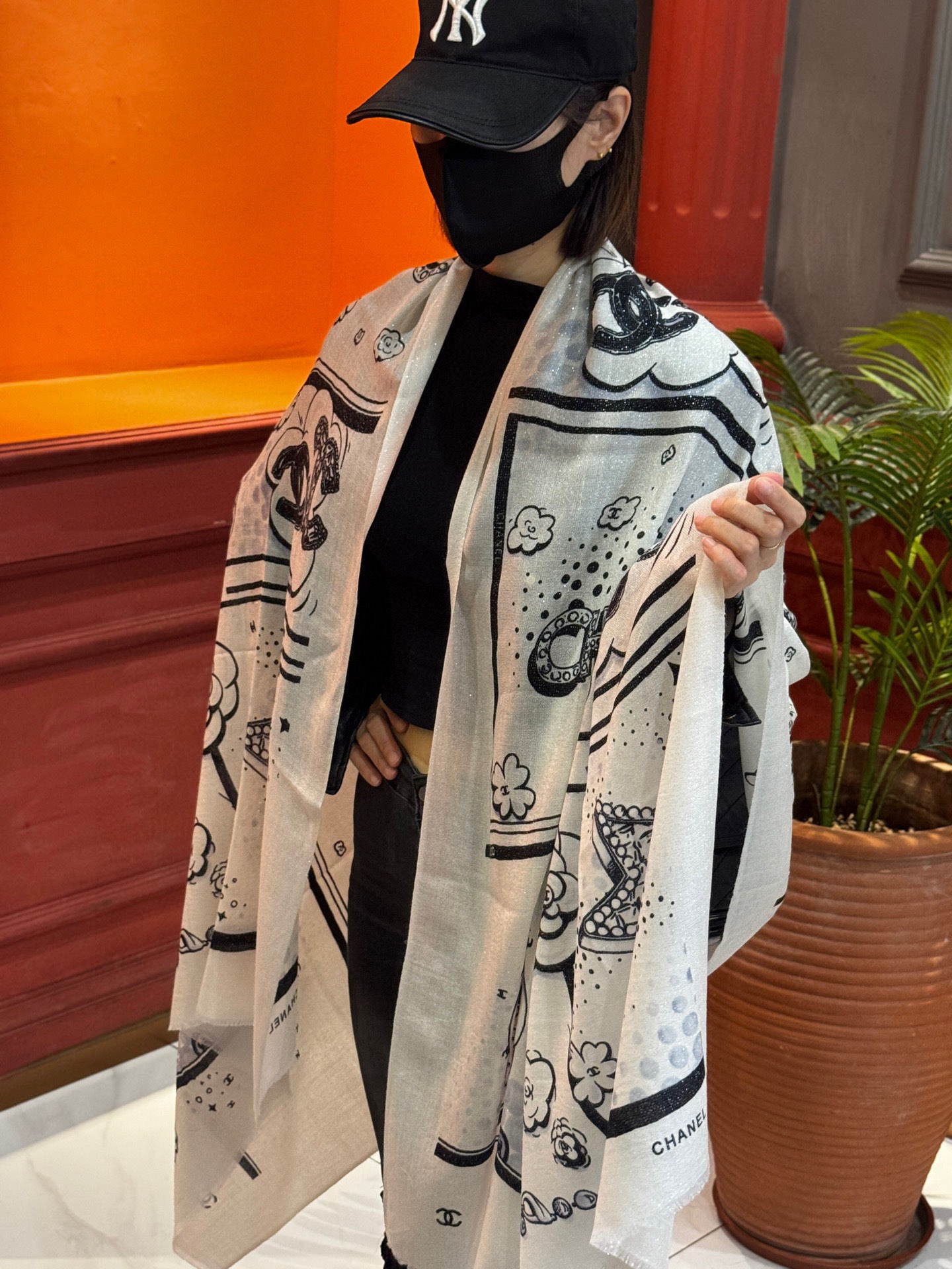 会发光发亮的围巾💟香奶奶专柜上新客供羊绒长巾👑👑 卖的超爆的，亮晶晶✨的银丝上身才会知道她的美，洋气、大