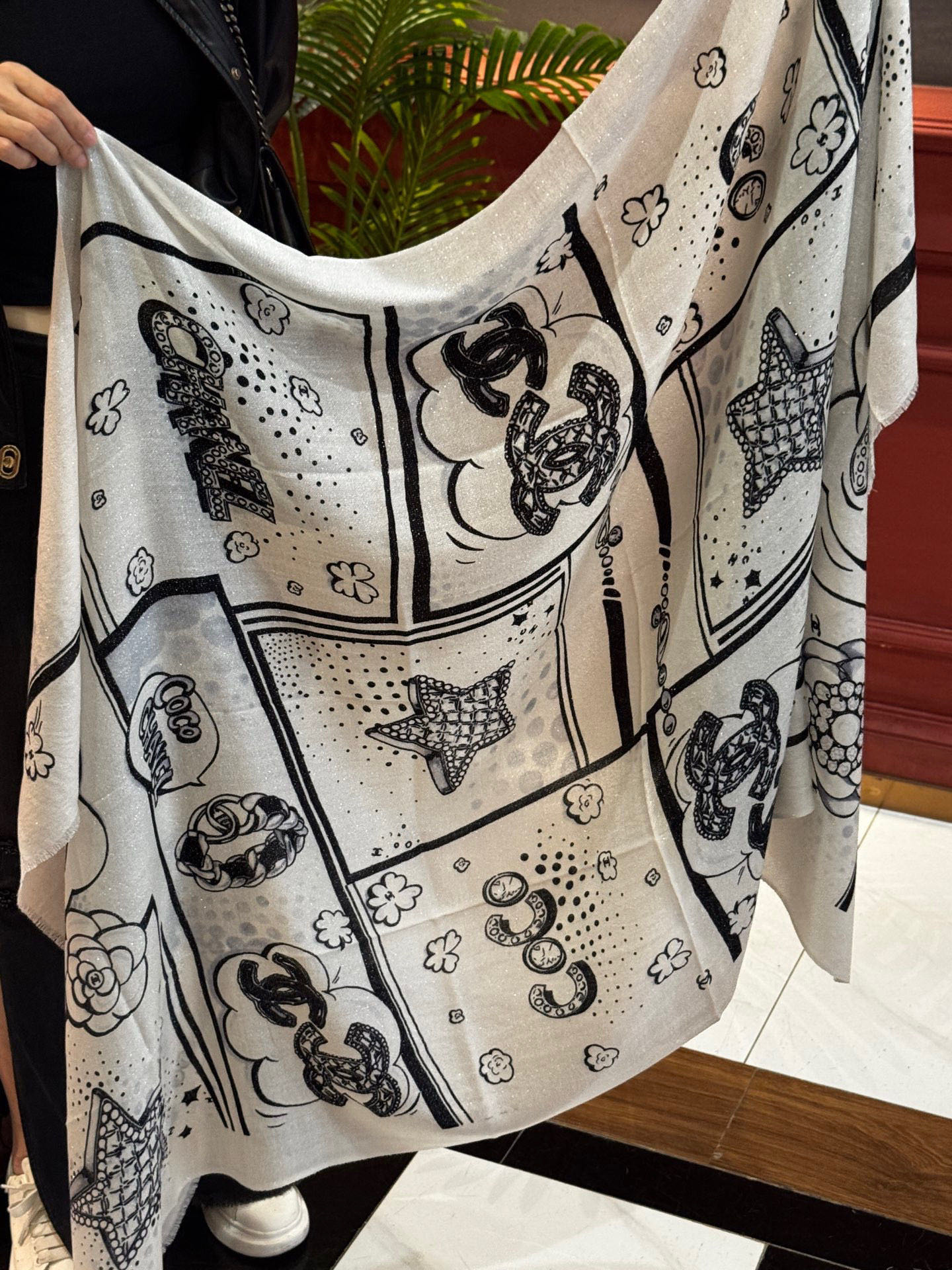 会发光发亮的围巾💟香奶奶专柜上新客供羊绒长巾👑👑 卖的超爆的，亮晶晶✨的银丝上身才会知道她的美，洋气、大