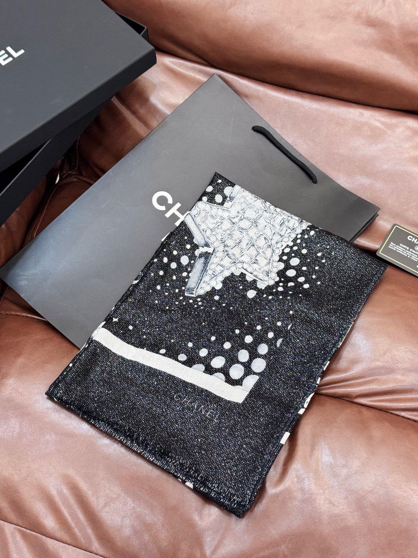 会发光发亮的围巾💟香奶奶专柜上新客供羊绒长巾👑👑 卖的超爆的，亮晶晶✨的银丝上身才会知道她的美，洋气、大