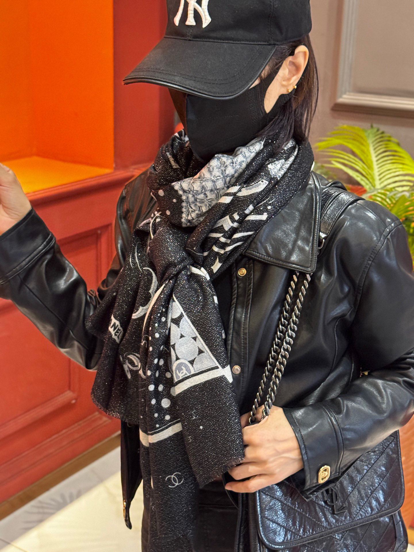 会发光发亮的围巾💟香奶奶专柜上新客供羊绒长巾👑👑 卖的超爆的，亮晶晶✨的银丝上身才会知道她的美，洋气、大