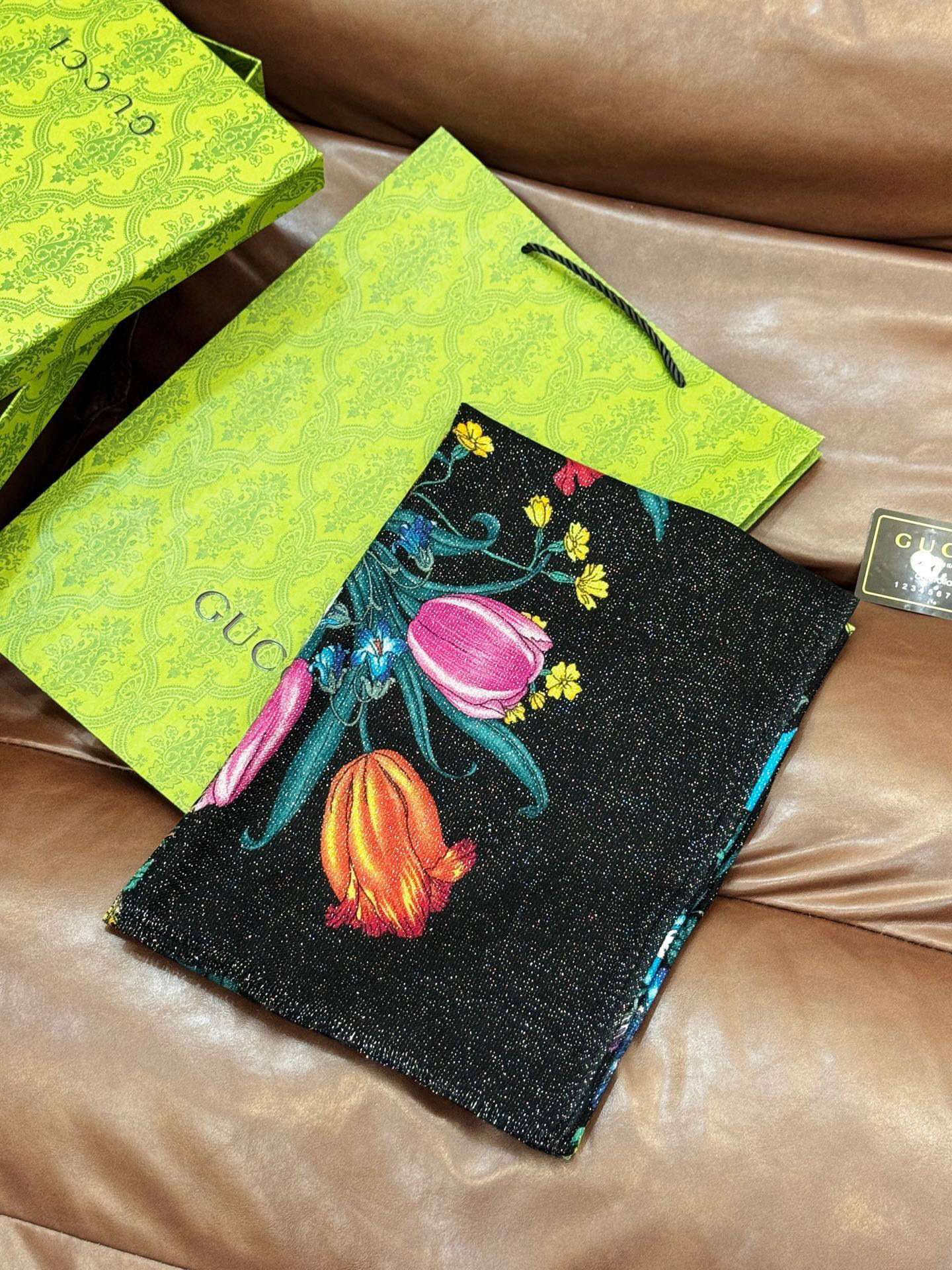 会发光发亮的围巾羊绒新款 🆕🆕🌈💫速度‼️下手一定要快‼️G家新款【花卉长巾】，高端 大爱 货极少 现在