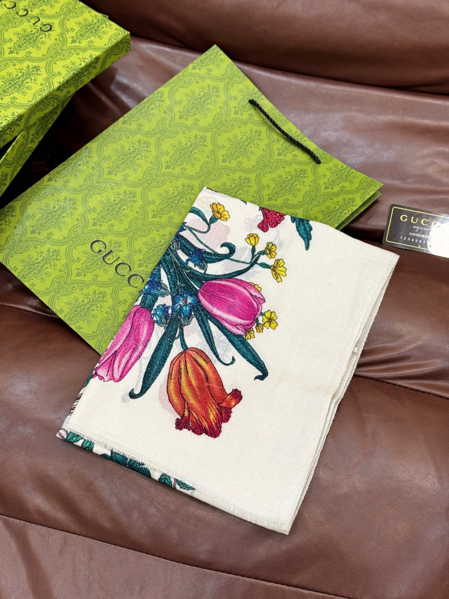 会发光发亮的围巾羊绒新款 🆕🆕🌈💫速度‼️下手一定要快‼️G家新款【花卉长巾】，高端 大爱 货极少 现在