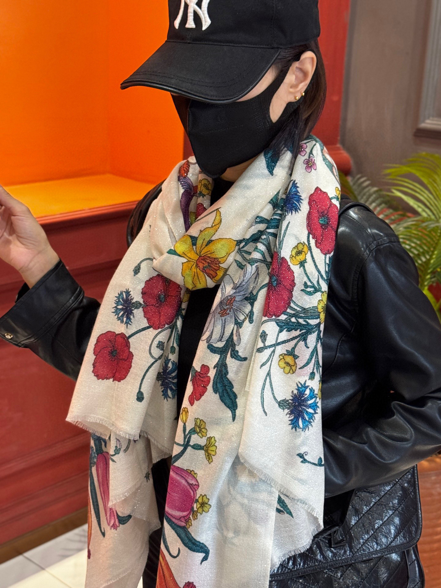 会发光发亮的围巾羊绒新款 🆕🆕🌈💫速度‼️下手一定要快‼️G家新款【花卉长巾】，高端 大爱 货极少 现在