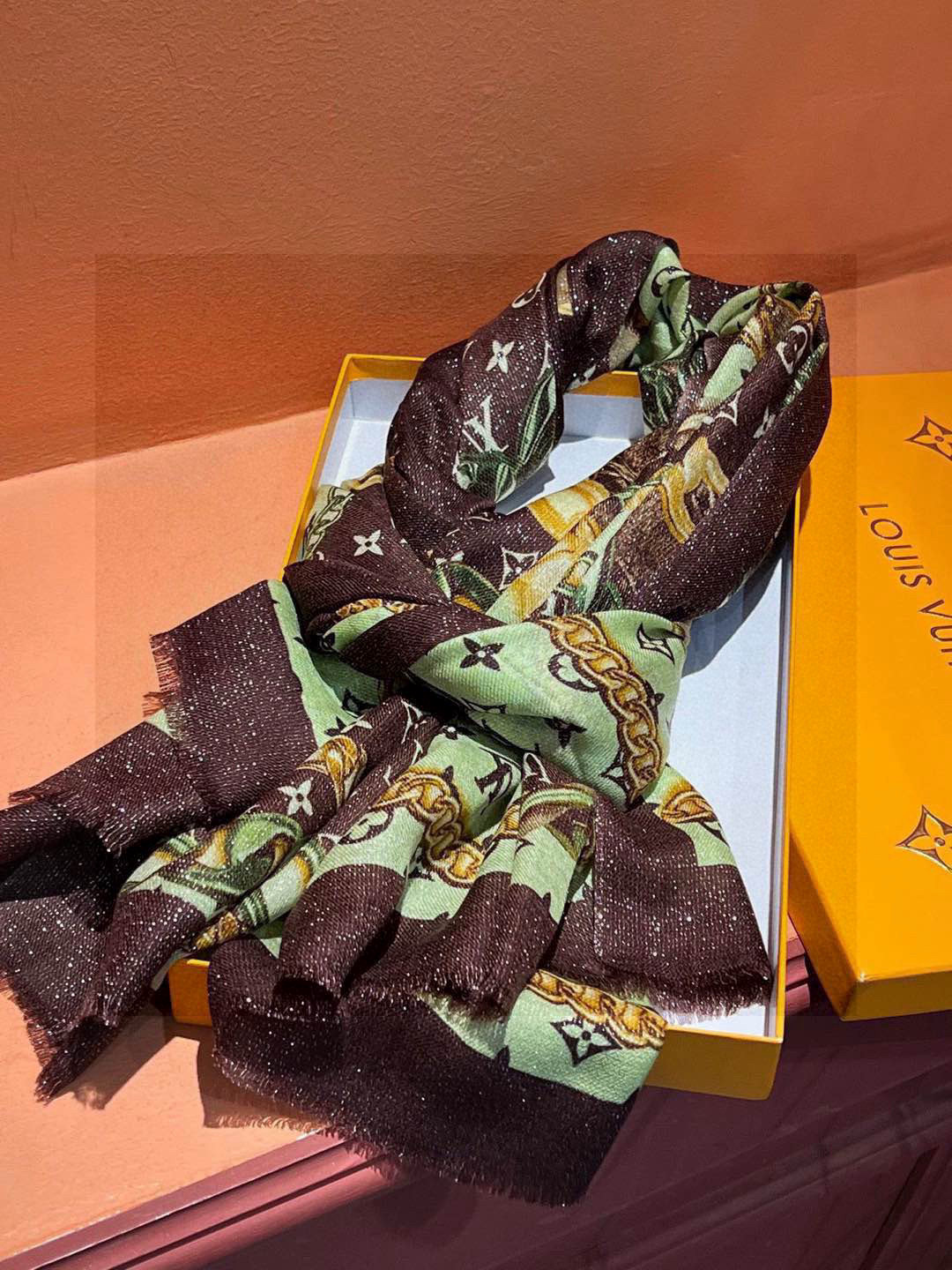 会发光发亮的围巾真心赞‼️驴家【L链条花纹银丝长巾】银丝印花羊绒长巾，🌹新款方巾来撷Nouficel 胶