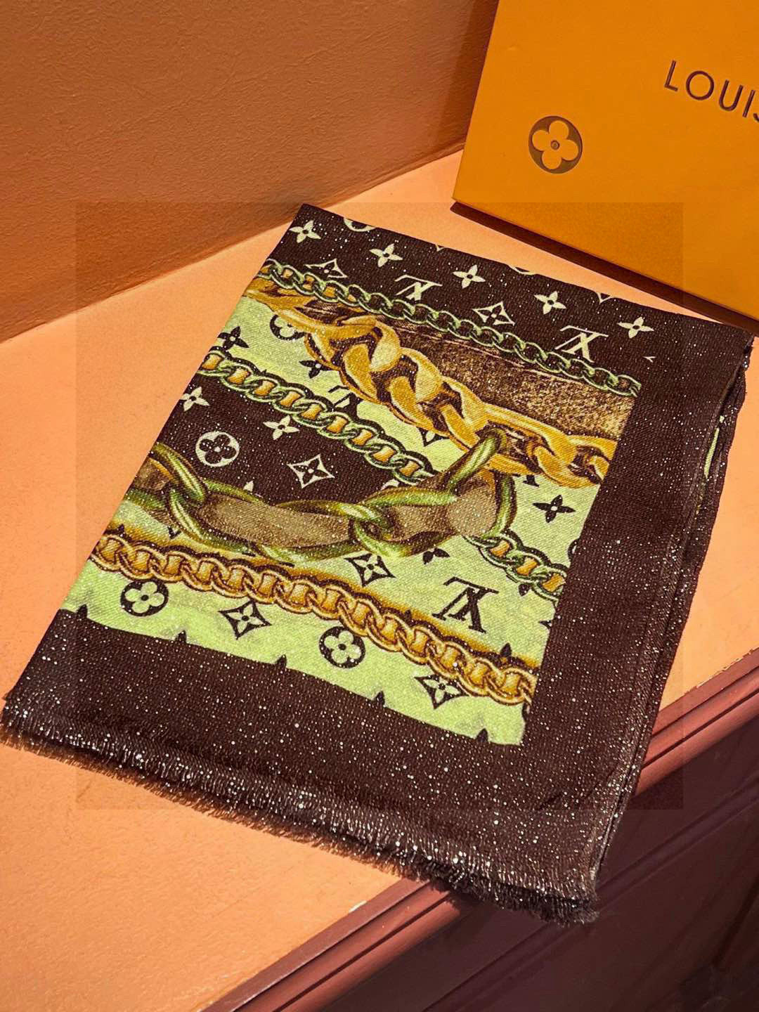 会发光发亮的围巾真心赞‼️驴家【L链条花纹银丝长巾】银丝印花羊绒长巾，🌹新款方巾来撷Nouficel 胶