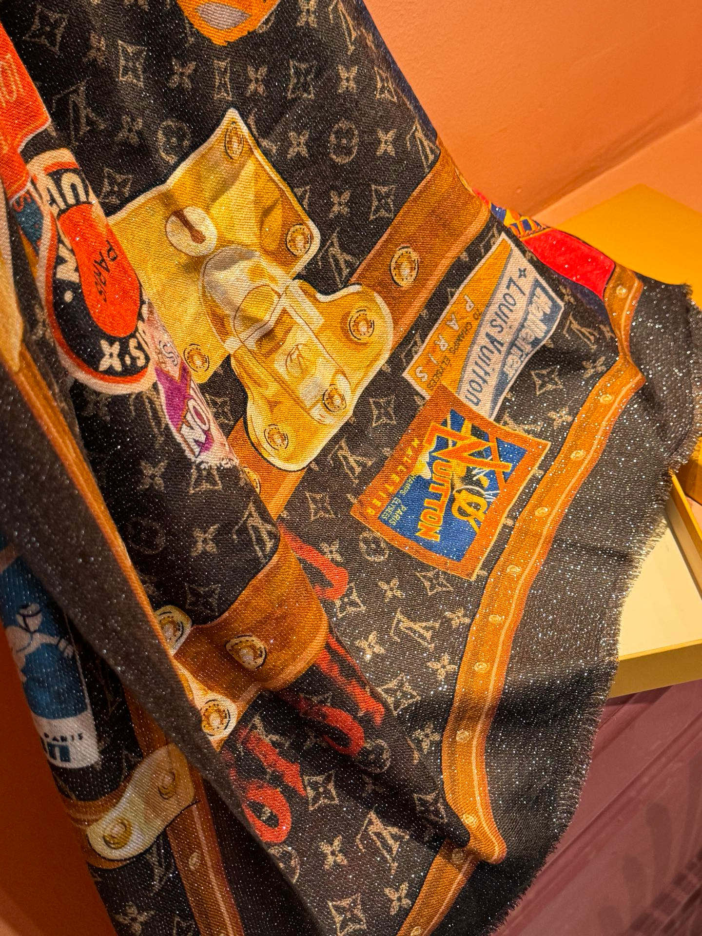 会发光发亮的围巾真心赞‼️驴家【L链条箱包花纹银丝长巾】银丝印花羊绒长巾，2025新款银丝长巾来撷Nou