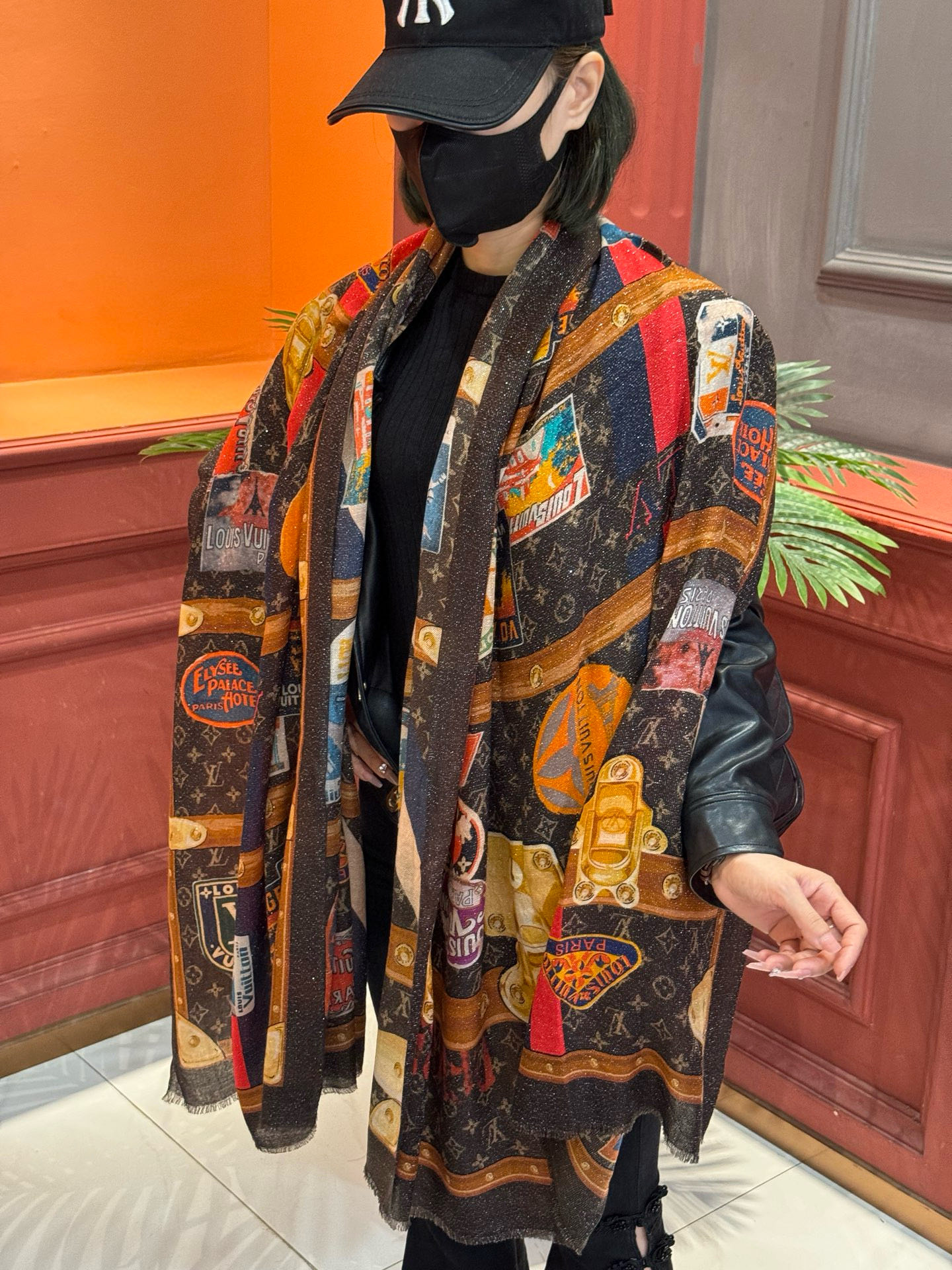 会发光发亮的围巾真心赞‼️驴家【L链条箱包花纹银丝长巾】银丝印花羊绒长巾，2025新款银丝长巾来撷Nou