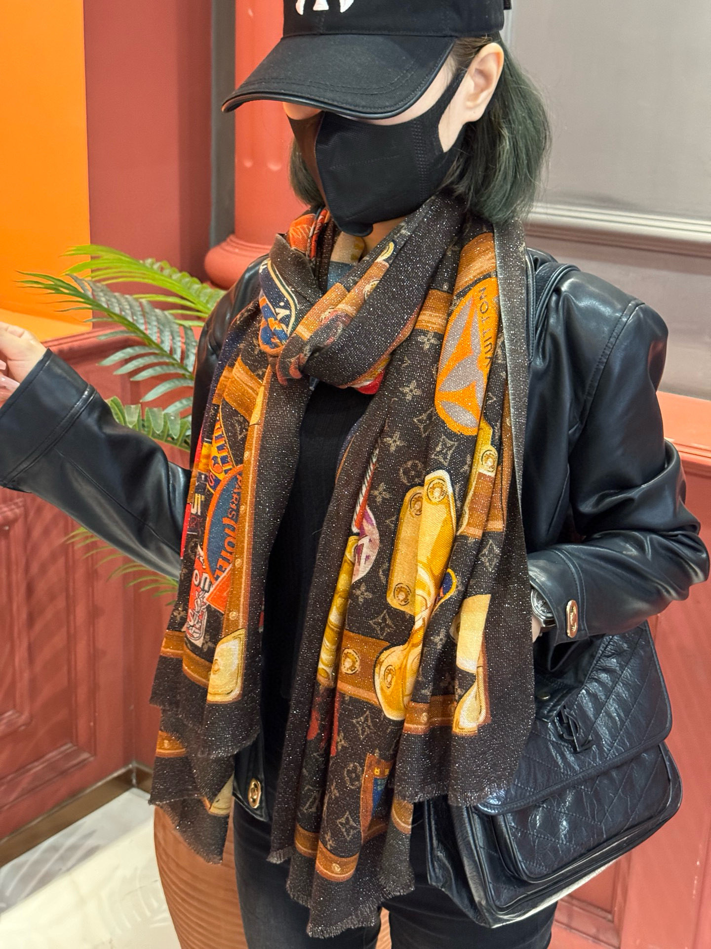 会发光发亮的围巾真心赞‼️驴家【L链条箱包花纹银丝长巾】银丝印花羊绒长巾，2025新款银丝长巾来撷Nou