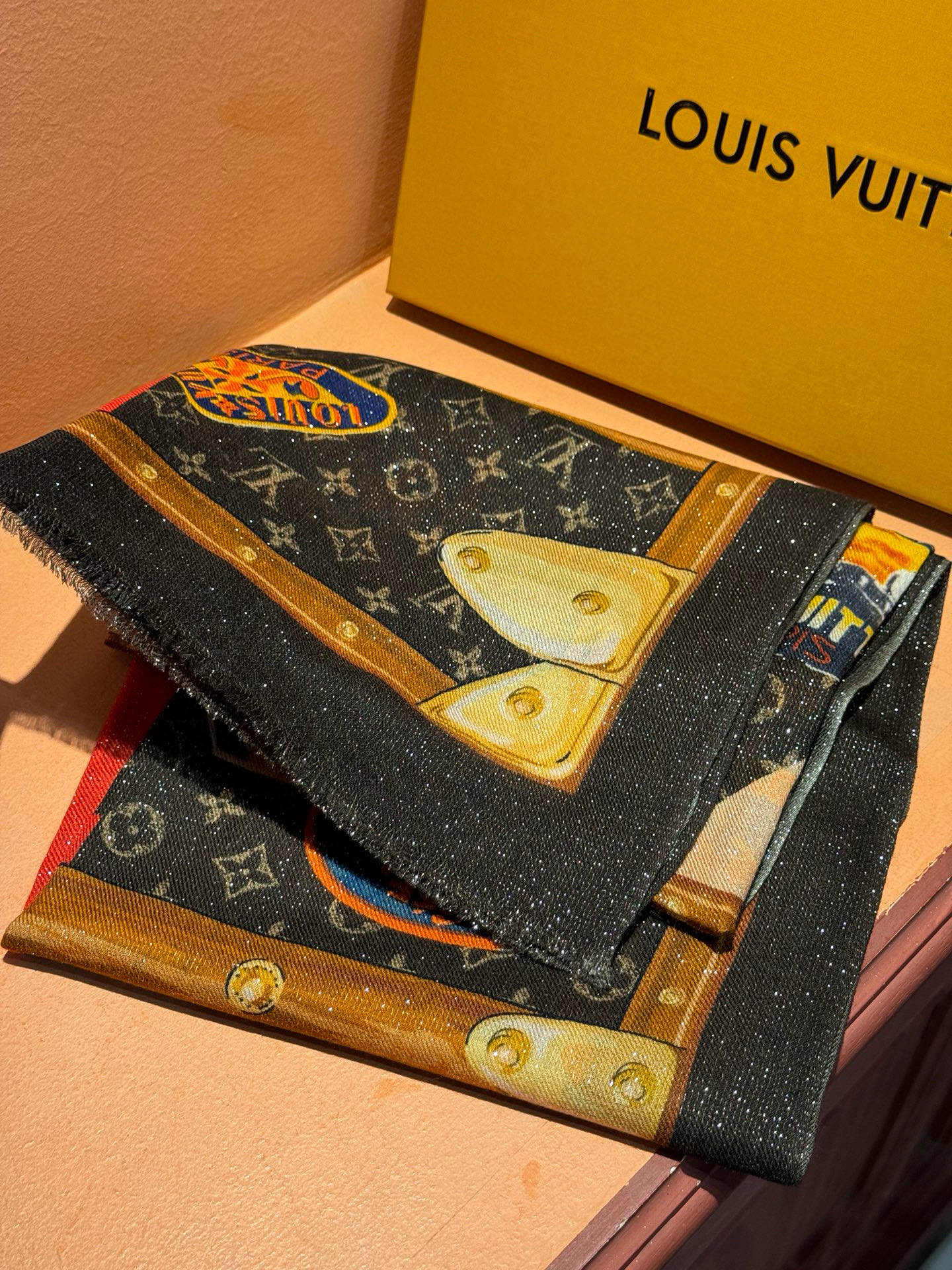 会发光发亮的围巾真心赞‼️驴家【L链条箱包花纹银丝长巾】银丝印花羊绒长巾，2025新款银丝长巾来撷Nou