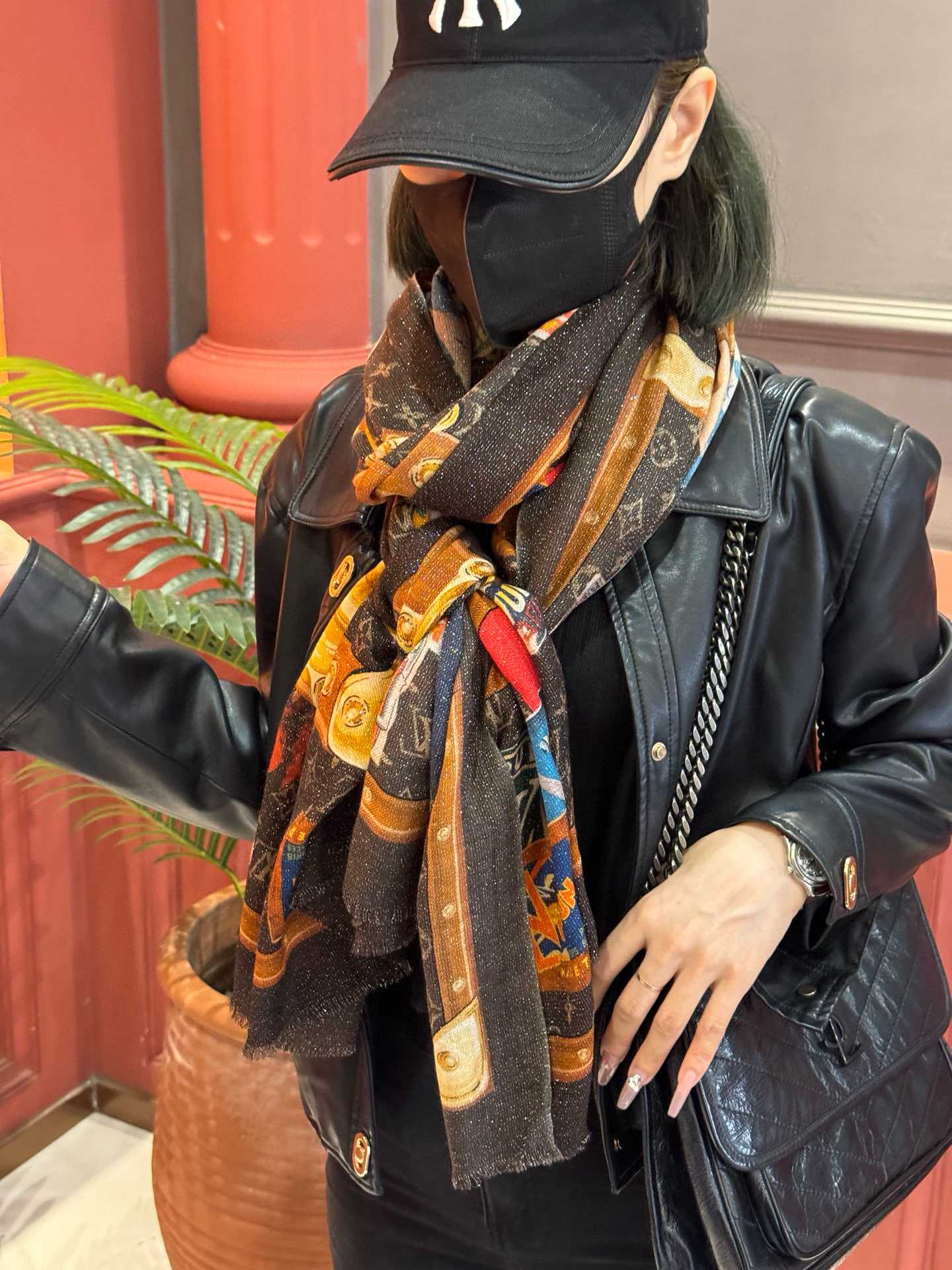 会发光发亮的围巾真心赞‼️驴家【L链条箱包花纹银丝长巾】银丝印花羊绒长巾，2025新款银丝长巾来撷Nou