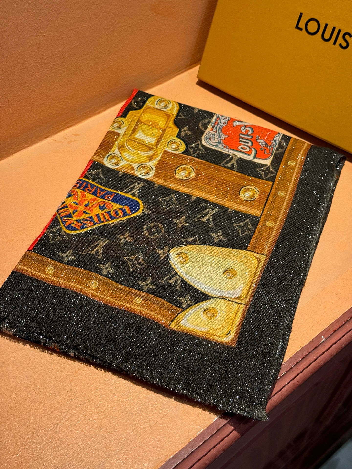 会发光发亮的围巾真心赞‼️驴家【L链条箱包花纹银丝长巾】银丝印花羊绒长巾，2025新款银丝长巾来撷Nou