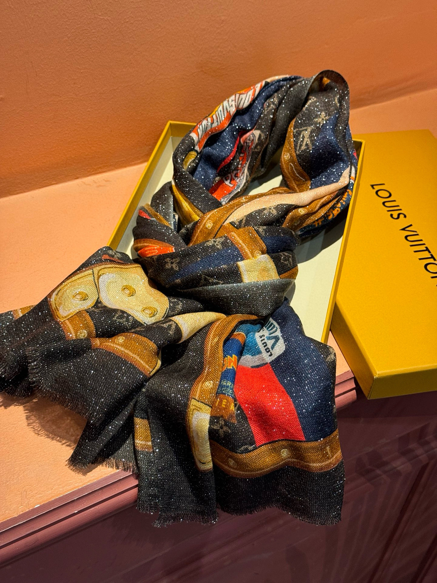 会发光发亮的围巾真心赞‼️驴家【L链条箱包花纹银丝长巾】银丝印花羊绒长巾，2025新款银丝长巾来撷Nou