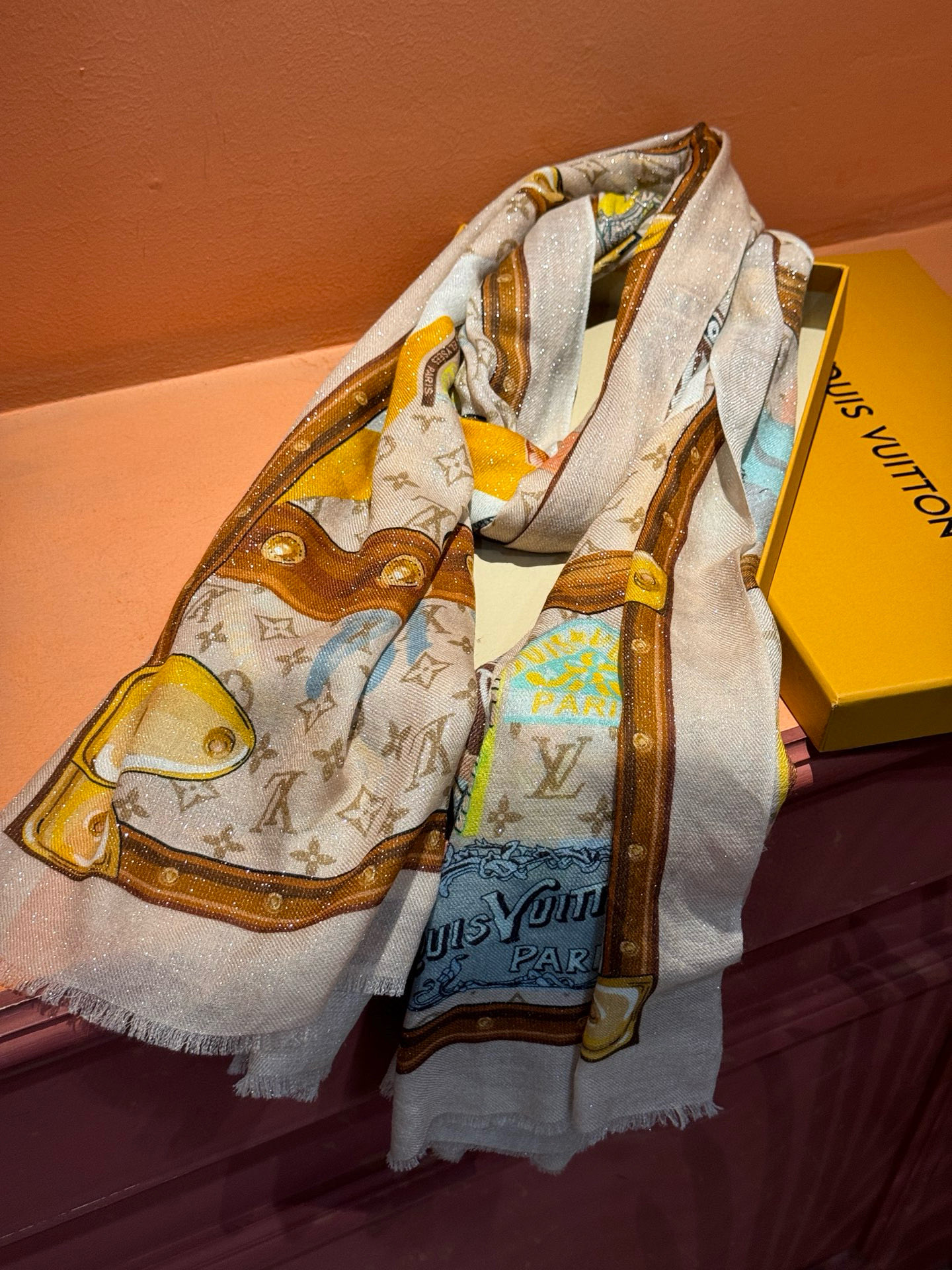 会发光发亮的围巾真心赞‼️驴家【L链条箱包花纹银丝长巾】银丝印花羊绒长巾，2025新款银丝长巾来撷Nou