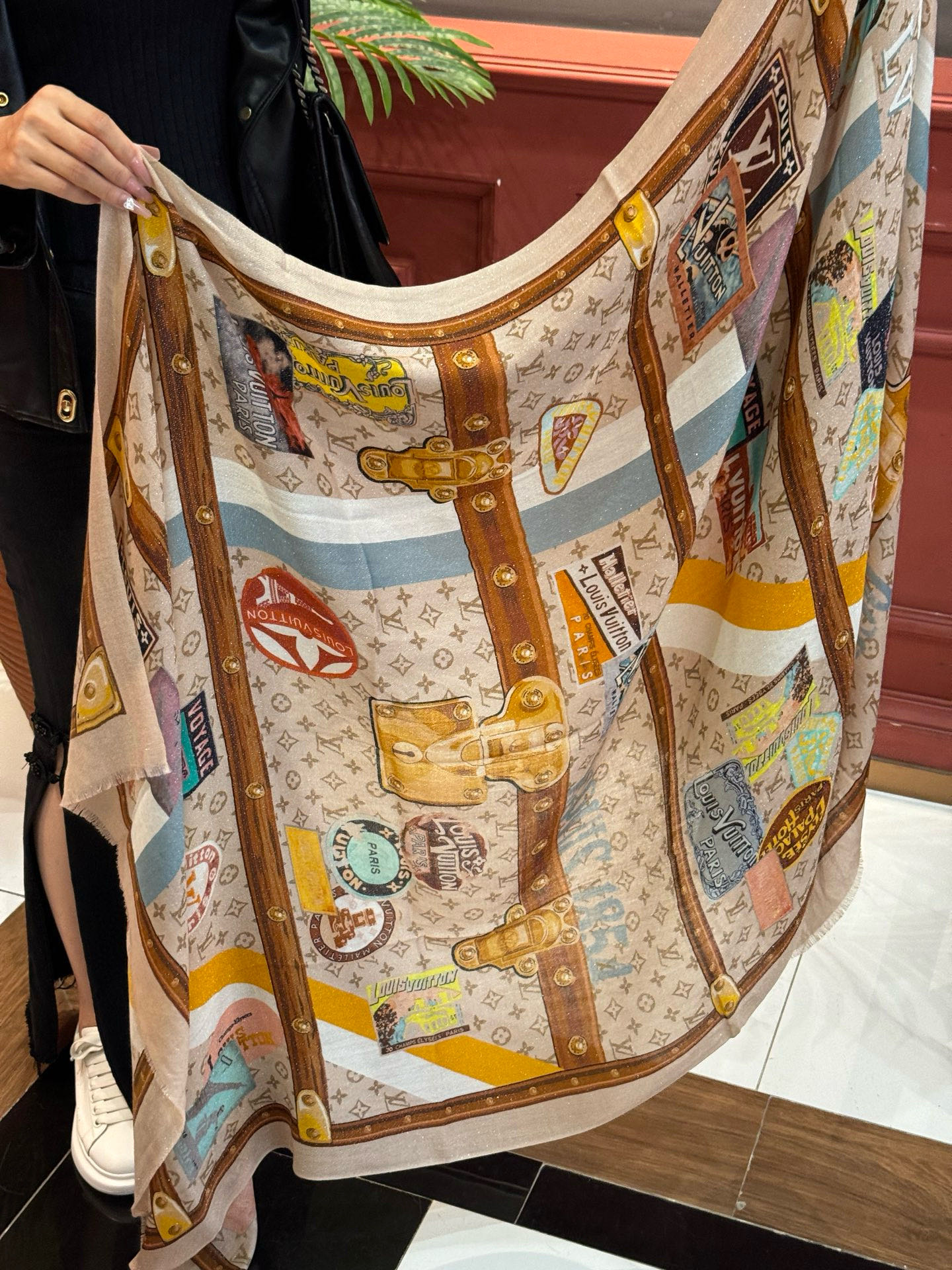 会发光发亮的围巾真心赞‼️驴家【L链条箱包花纹银丝长巾】银丝印花羊绒长巾，2025新款银丝长巾来撷Nou