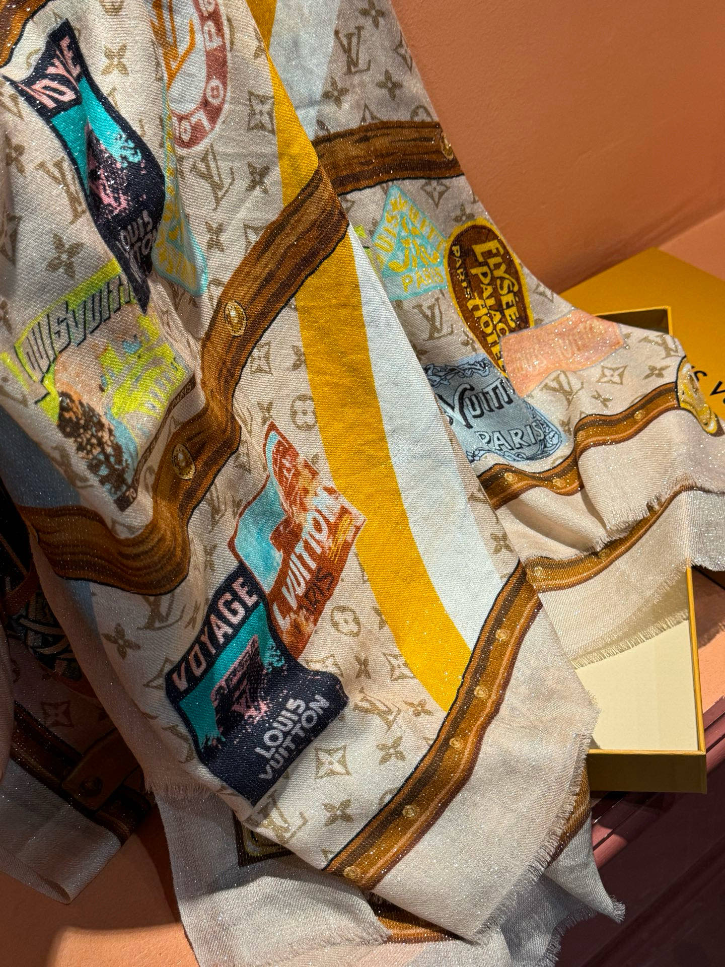 会发光发亮的围巾真心赞‼️驴家【L链条箱包花纹银丝长巾】银丝印花羊绒长巾，2025新款银丝长巾来撷Nou