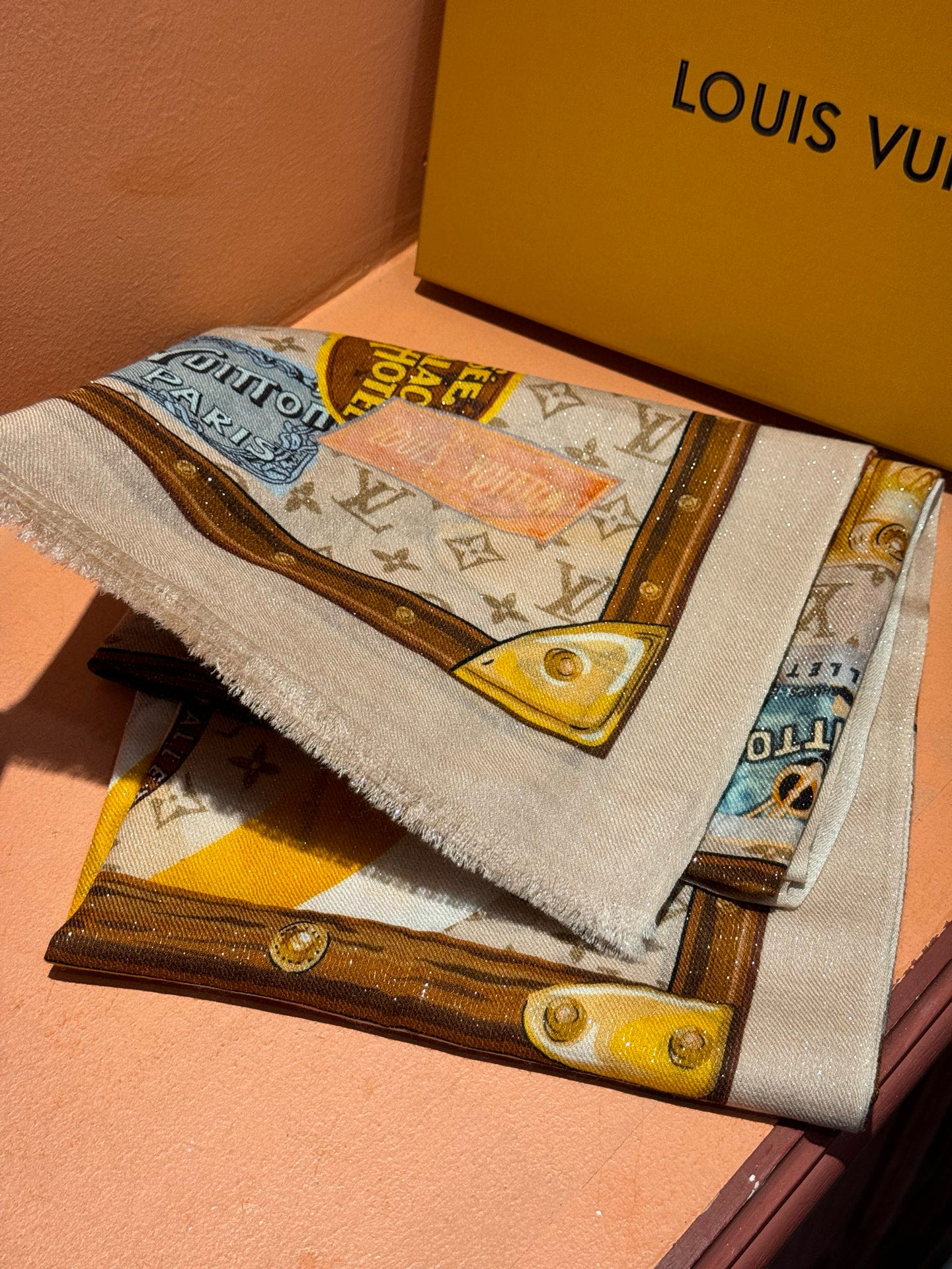 会发光发亮的围巾真心赞‼️驴家【L链条箱包花纹银丝长巾】银丝印花羊绒长巾，2025新款银丝长巾来撷Nou