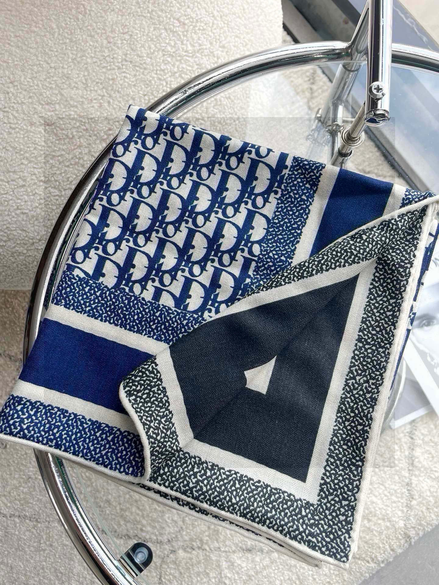 羊绒围巾有了更时尚的玩转！实物这款Dior双面披肩超高级，腔调质感，时髦休闲！！双色撞色的感觉在日常搭配