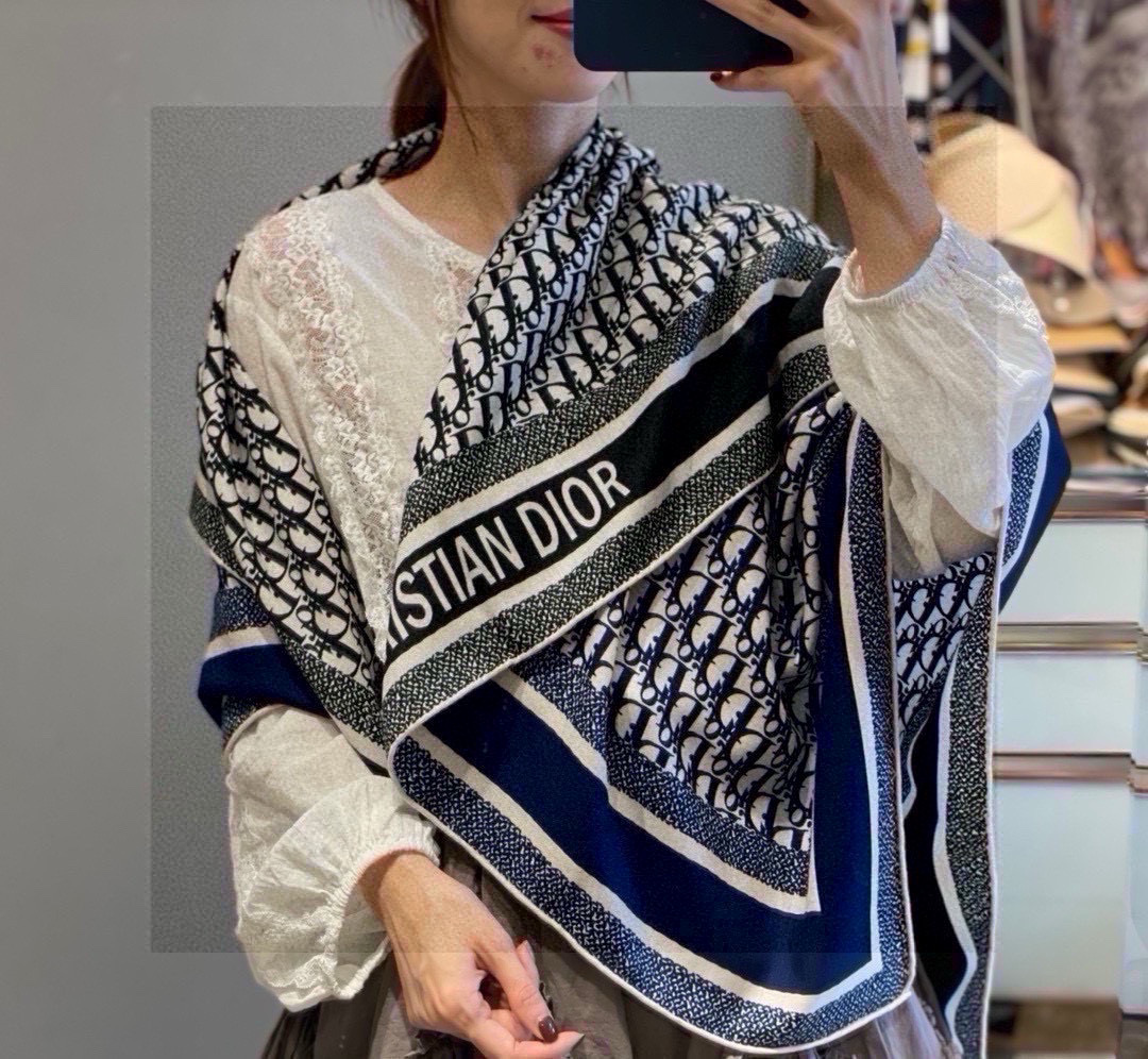 羊绒围巾有了更时尚的玩转！实物这款Dior双面披肩超高级，腔调质感，时髦休闲！！双色撞色的感觉在日常搭配