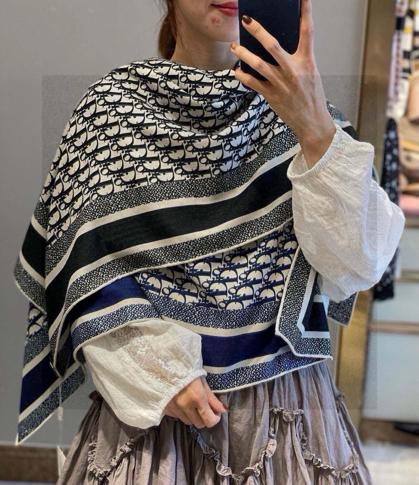 羊绒围巾有了更时尚的玩转！实物这款Dior双面披肩超高级，腔调质感，时髦休闲！！双色撞色的感觉在日常搭配