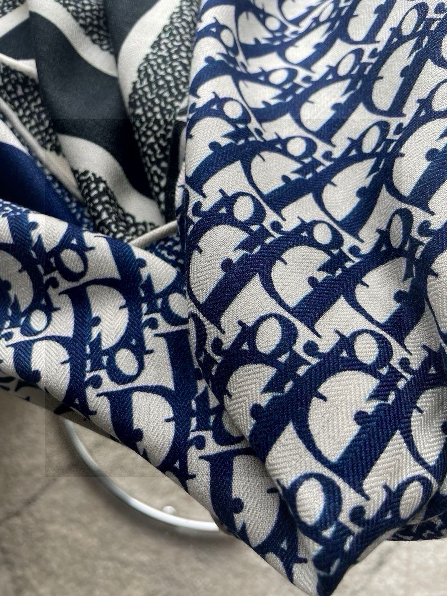 羊绒围巾有了更时尚的玩转！实物这款Dior双面披肩超高级，腔调质感，时髦休闲！！双色撞色的感觉在日常搭配