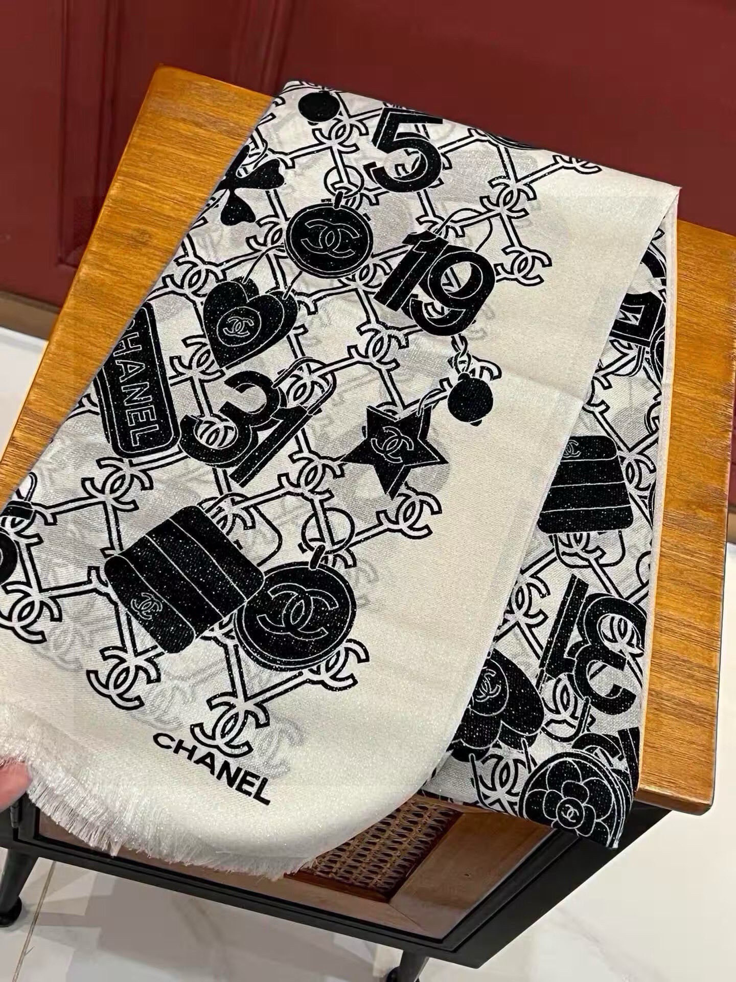 上新🌟 会发光发亮的围巾 💄💋新款客供银线💖羊绒面料长巾 😘美翻了[流泪]【手绘LOGO银线长巾】御用殿