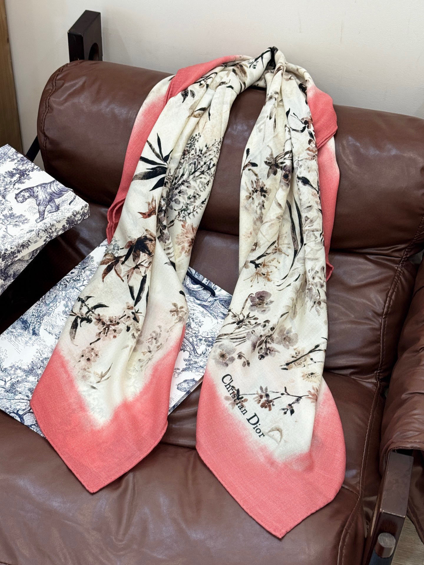 Dior 140丝毛双面同色印花披肩Millefiori 图案这款披肩饰以多色 Millefiori 图