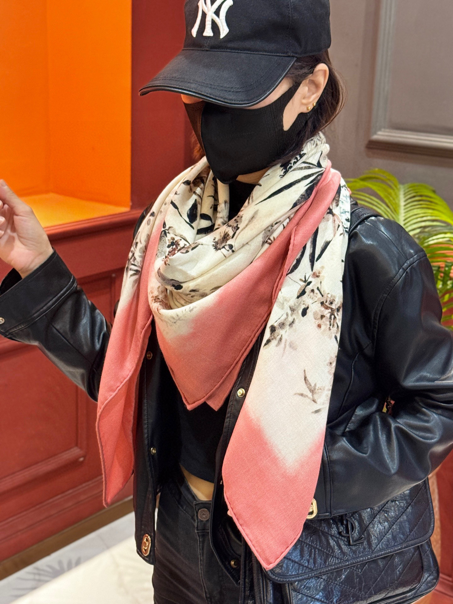 Dior 140丝毛双面同色印花披肩Millefiori 图案这款披肩饰以多色 Millefiori 图