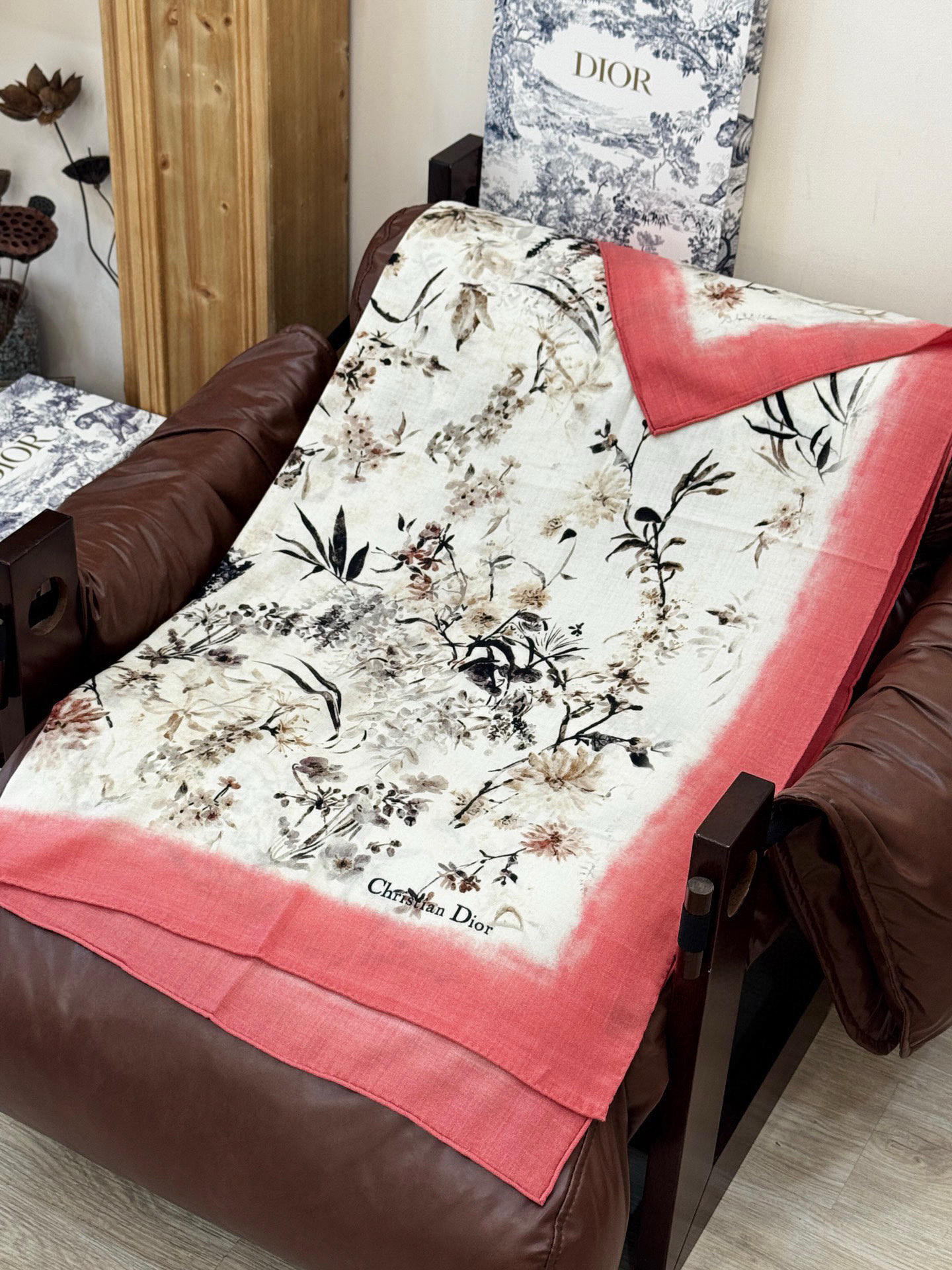 Dior 140丝毛双面同色印花披肩Millefiori 图案这款披肩饰以多色 Millefiori 图