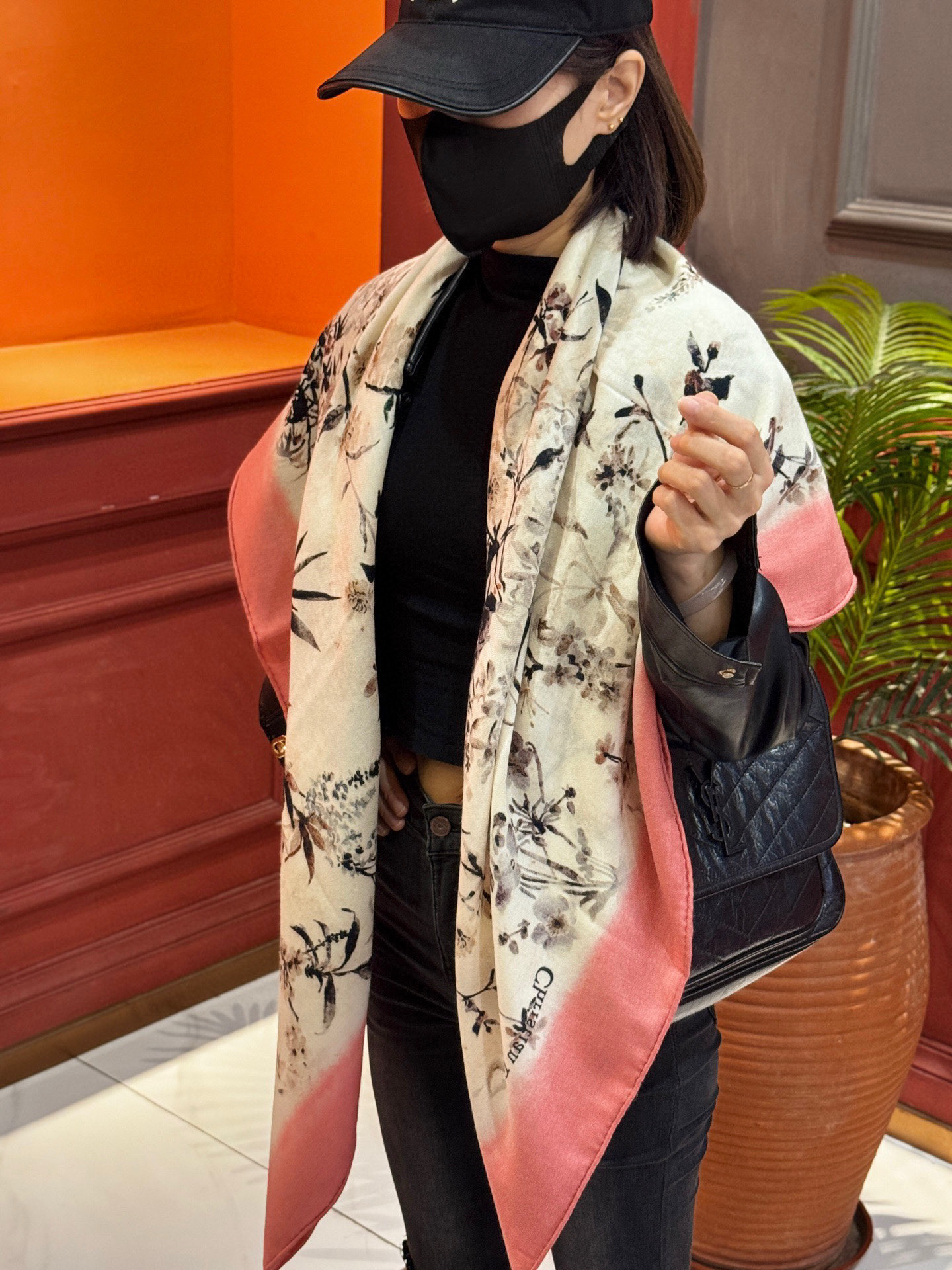 Dior 140丝毛双面同色印花披肩Millefiori 图案这款披肩饰以多色 Millefiori 图