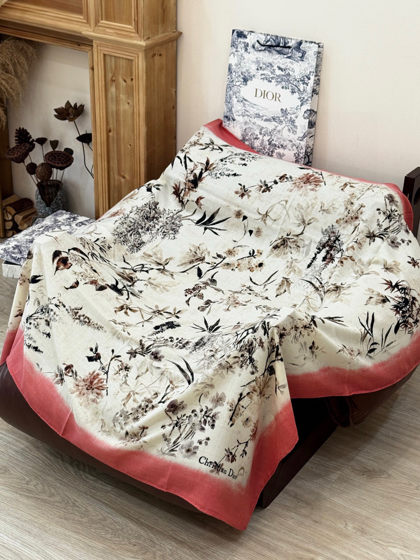 Dior 140丝毛双面同色印花披肩Millefiori 图案这款披肩饰以多色 Millefiori 图