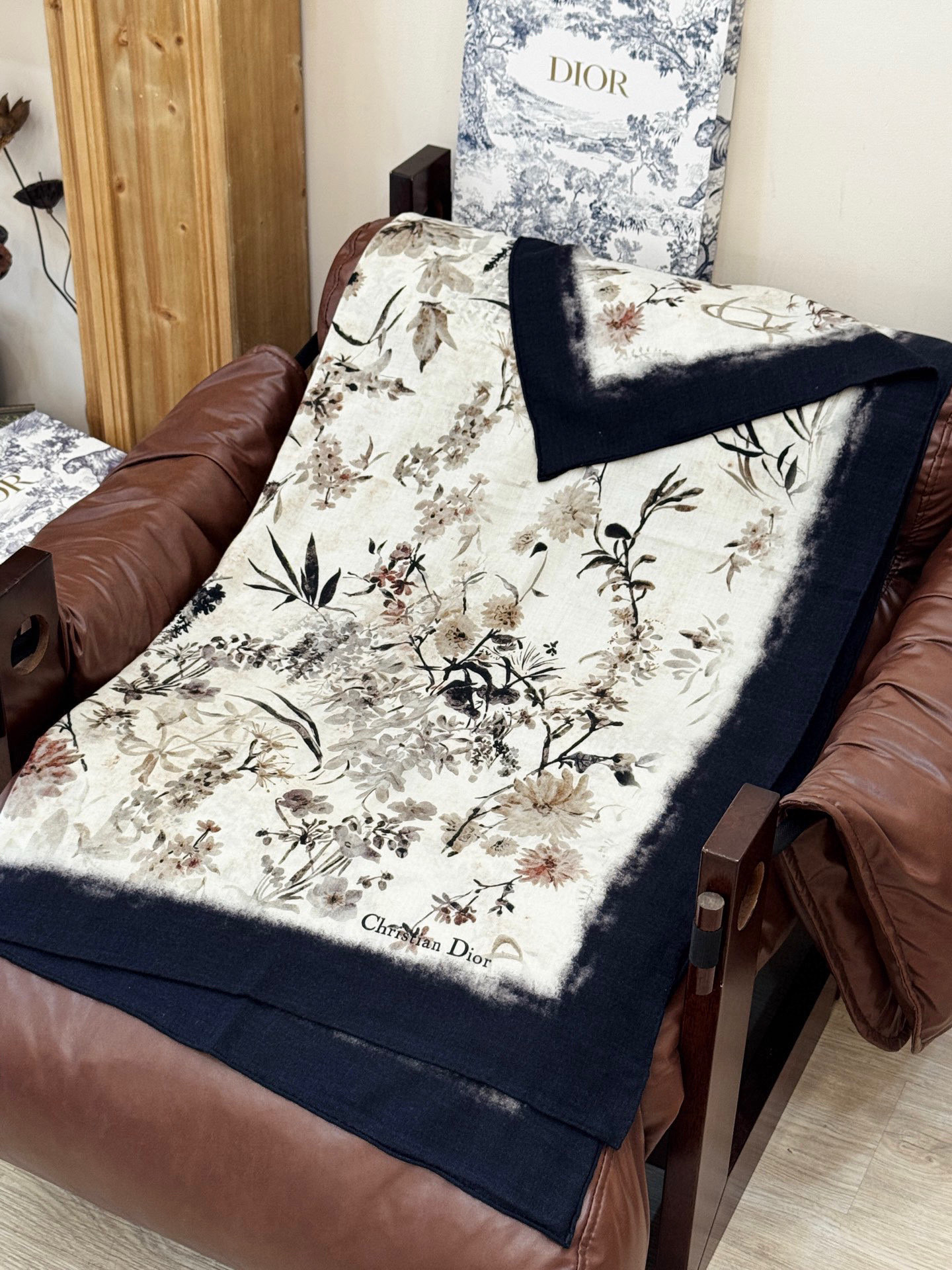 Dior 140丝毛双面同色印花披肩Millefiori 图案这款披肩饰以多色 Millefiori 图