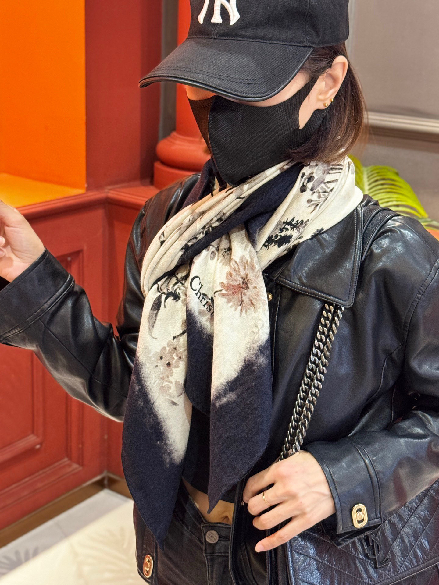 Dior 140丝毛双面同色印花披肩Millefiori 图案这款披肩饰以多色 Millefiori 图