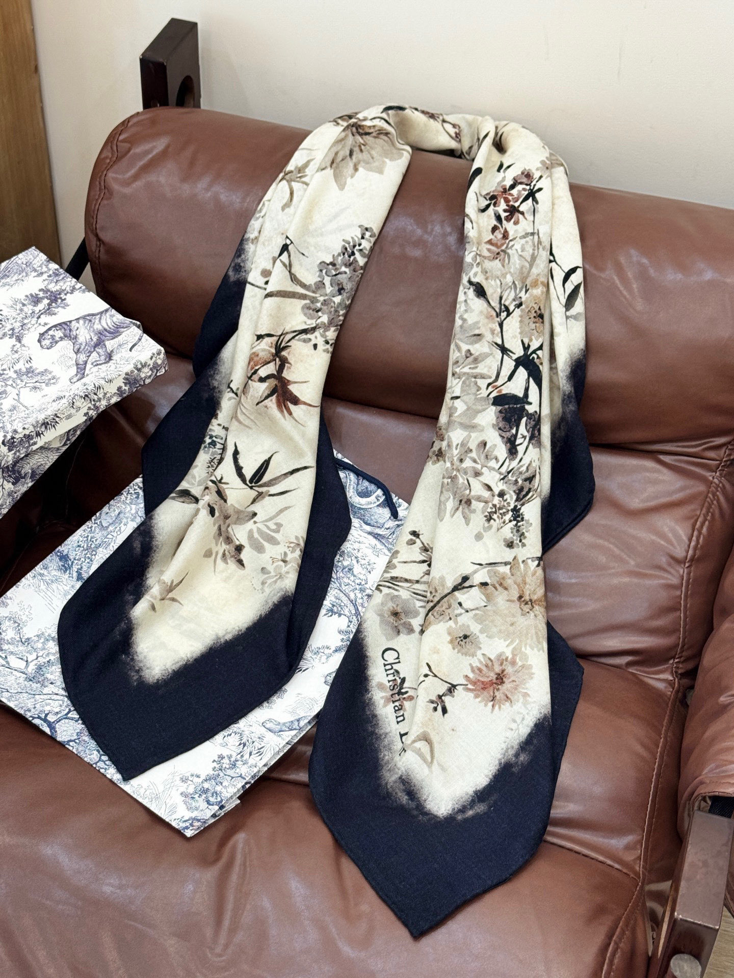 Dior 140丝毛双面同色印花披肩Millefiori 图案这款披肩饰以多色 Millefiori 图