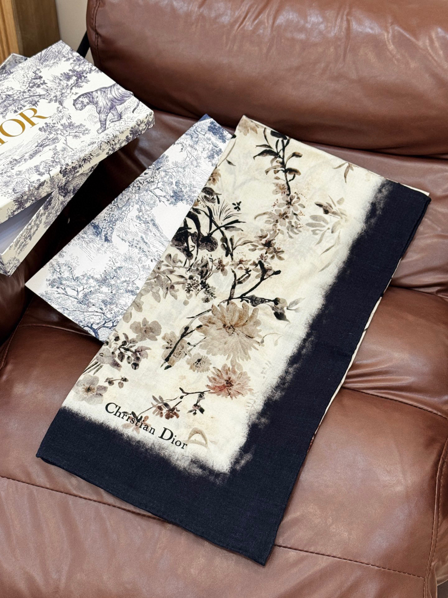 Dior 140丝毛双面同色印花披肩Millefiori 图案这款披肩饰以多色 Millefiori 图