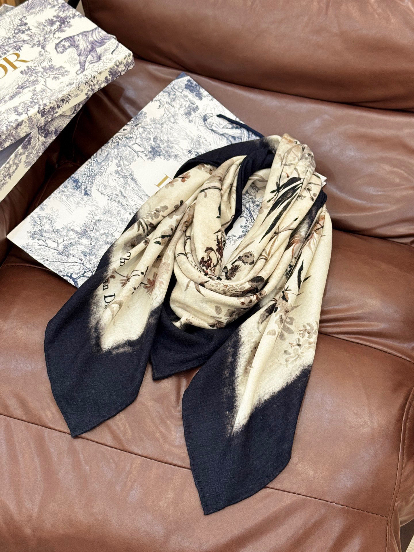 Dior 140丝毛双面同色印花披肩Millefiori 图案这款披肩饰以多色 Millefiori 图