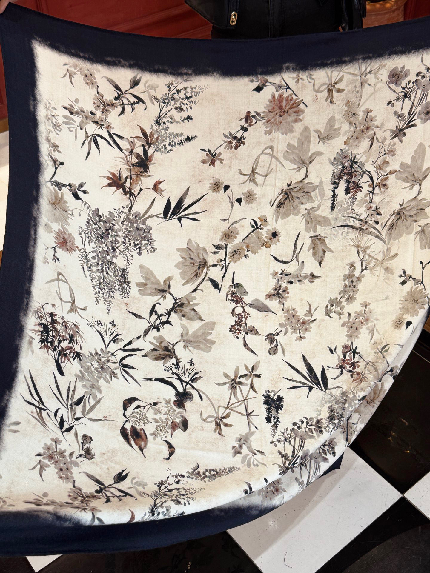 Dior 140丝毛双面同色印花披肩Millefiori 图案这款披肩饰以多色 Millefiori 图