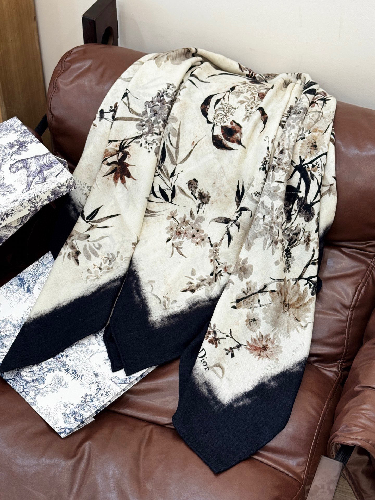 Dior 140丝毛双面同色印花披肩Millefiori 图案这款披肩饰以多色 Millefiori 图