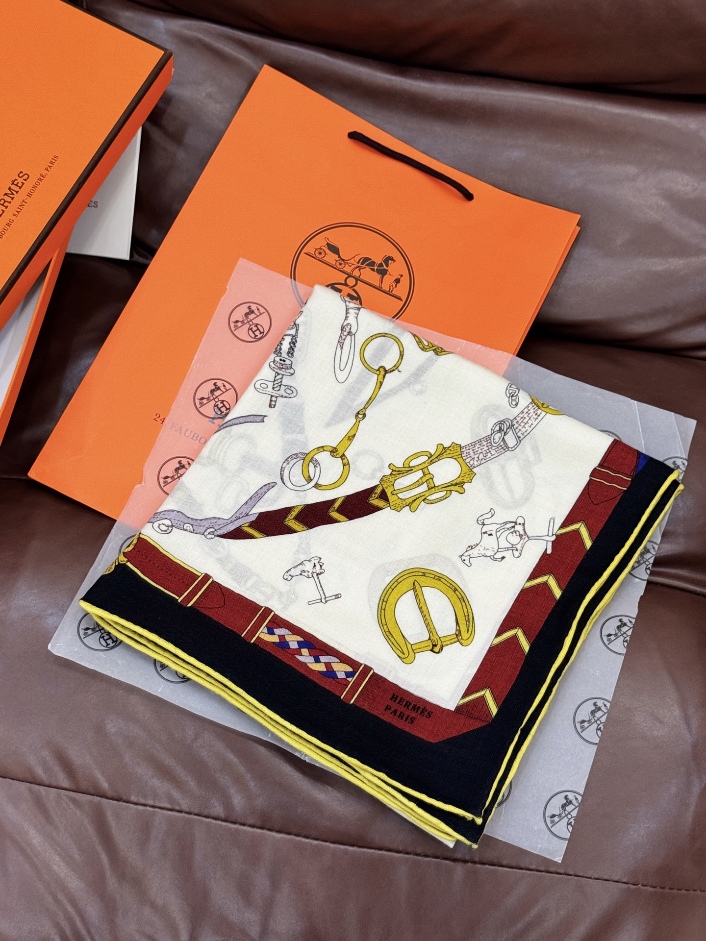 羊绒新款🆕👏👏买了都说好看‼️推荐💕爱马仕双面同色羊绒方巾【跃动的马儿双面同色140】，顶级工艺超值‼️