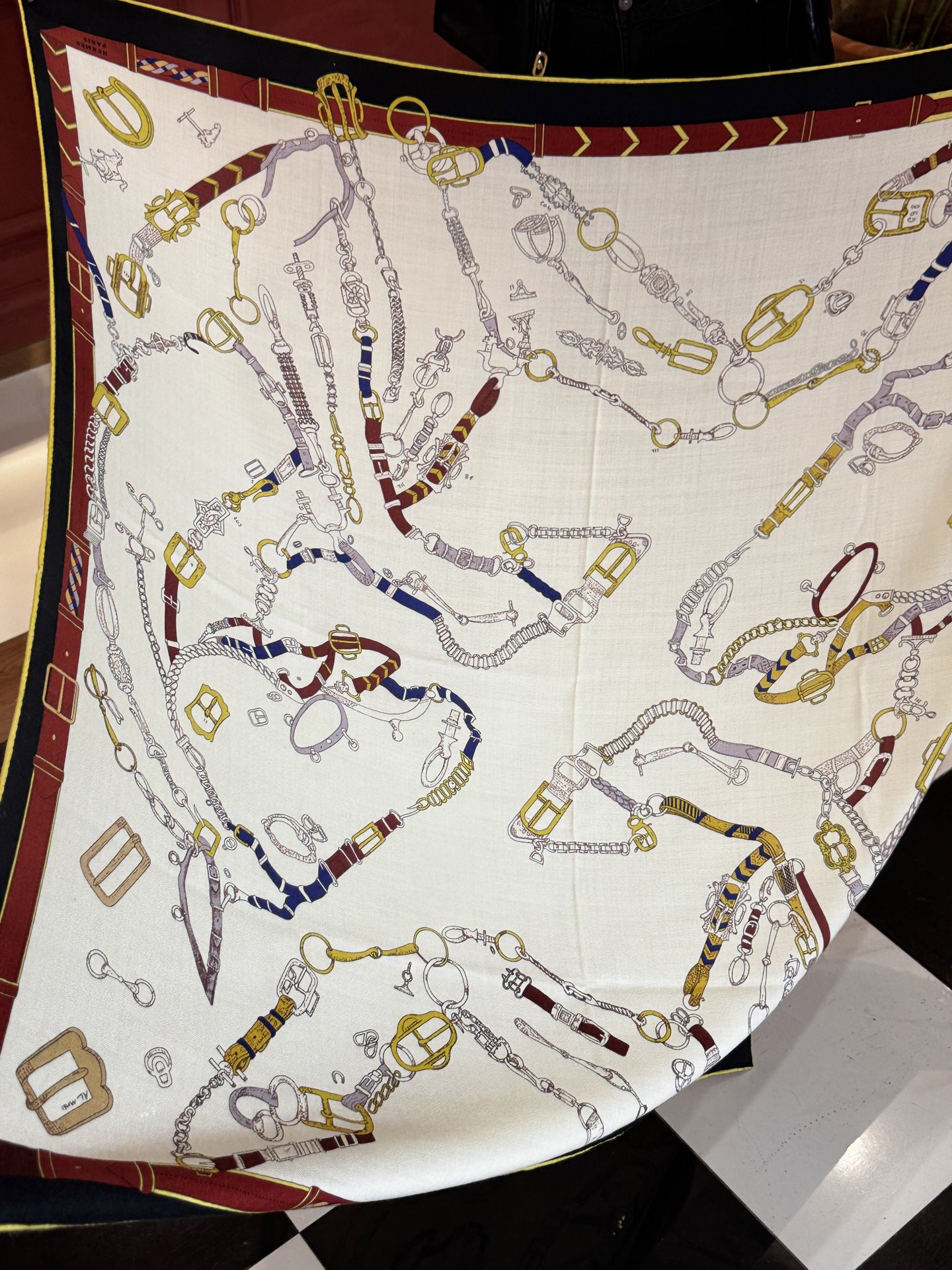 羊绒新款🆕👏👏买了都说好看‼️推荐💕爱马仕双面同色羊绒方巾【跃动的马儿双面同色140】，顶级工艺超值‼️