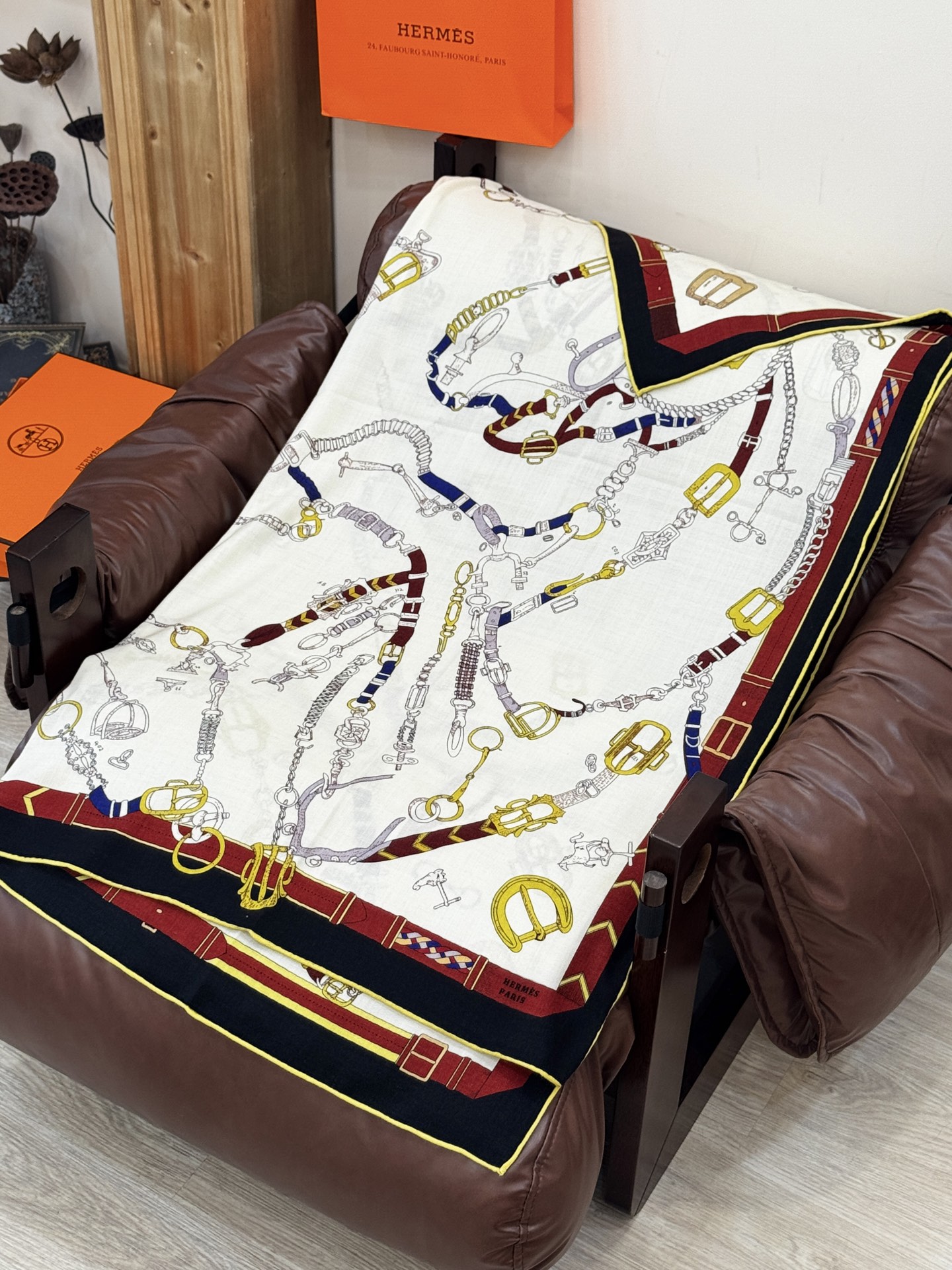 羊绒新款🆕👏👏买了都说好看‼️推荐💕爱马仕双面同色羊绒方巾【跃动的马儿双面同色140】，顶级工艺超值‼️