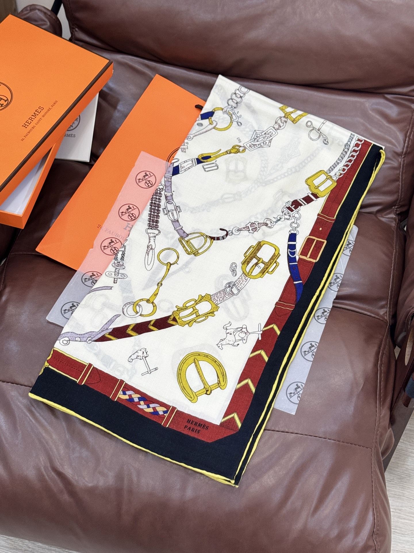 羊绒新款🆕👏👏买了都说好看‼️推荐💕爱马仕双面同色羊绒方巾【跃动的马儿双面同色140】，顶级工艺超值‼️