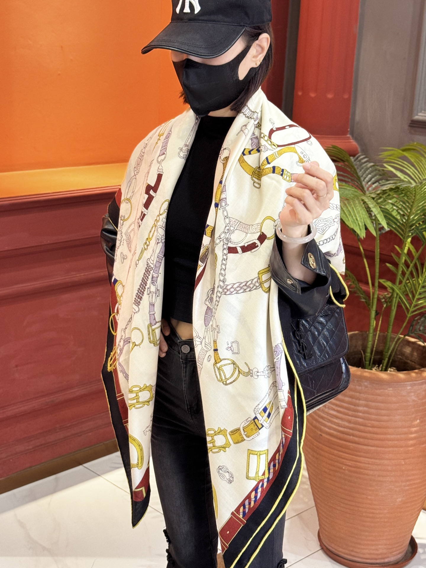 羊绒新款🆕👏👏买了都说好看‼️推荐💕爱马仕双面同色羊绒方巾【跃动的马儿双面同色140】，顶级工艺超值‼️