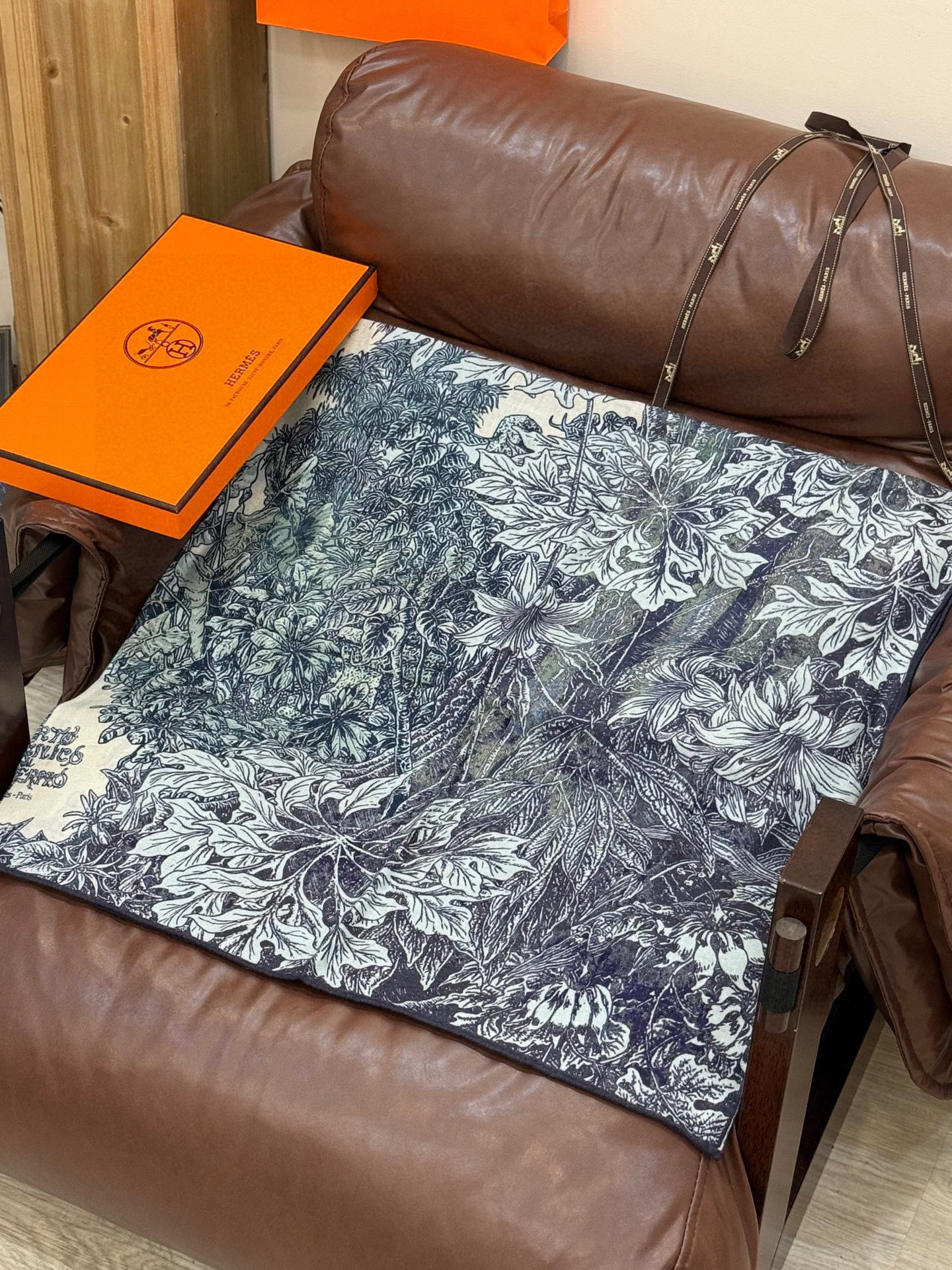 💟2025年秋冬抢先 上新💞【双面同色丝毛方巾】手工卷边山羊绒和真丝混纺披肩（70%山羊绒，30%桑蚕丝