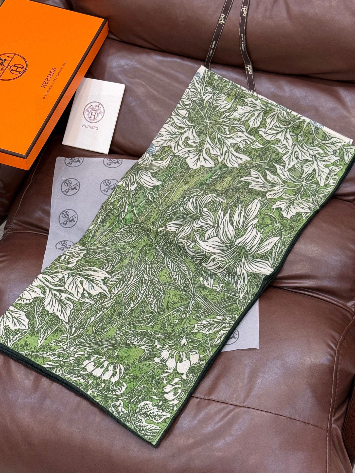 💟2025年秋冬抢先 上新💞【双面同色丝毛方巾】手工卷边山羊绒和真丝混纺披肩（70%山羊绒，30%桑蚕丝