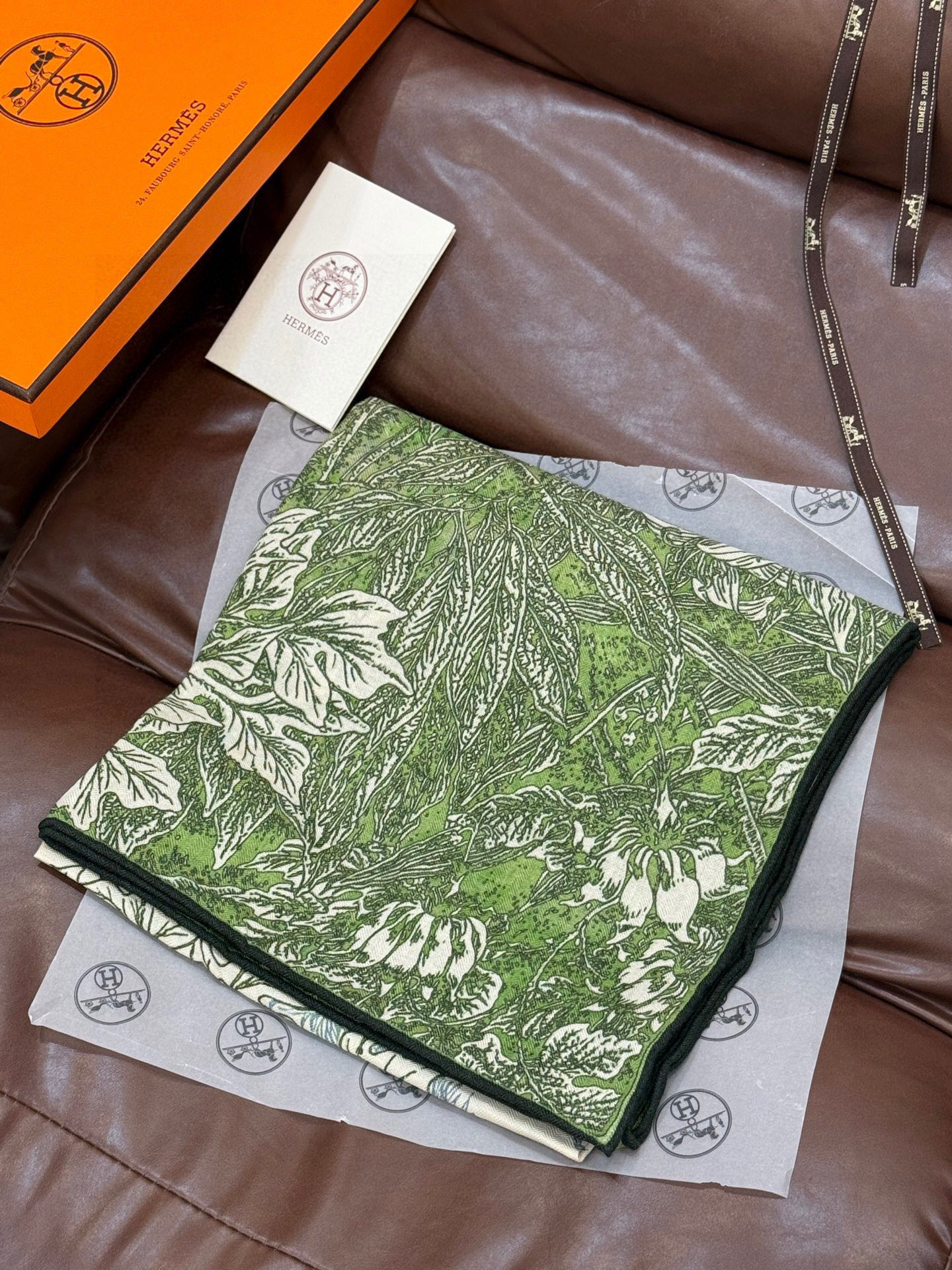 💟2025年秋冬抢先 上新💞【双面同色丝毛方巾】手工卷边山羊绒和真丝混纺披肩（70%山羊绒，30%桑蚕丝