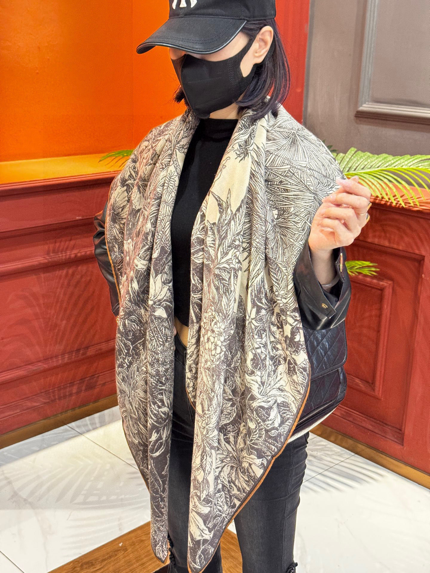 NO:533081,2025 autumn and winter, new [Double-sided same-color silk wool square towel] Handmade rolled cashmere and silk-blend shawl (70 cashmere, 30 mulberry silk) This shawl is made of classic cashmere and silk-blend fabric, soft and light, and easy to wear. A must-have for air-conditioned rooms!  Ideal for cold or slightly cool nights. Size 140x 140cm | Since this shawl is made of hand-curled edges, it may be slightly different from the indicated sizes, high-version scarves, high-version scarves, real silk, shawls198609092025年秋冬抢先 上新【双面同色丝毛方巾】手工卷边山羊绒和真丝混纺披肩（70山羊绒,30桑蚕丝） 这款披肩采用经典山羊绒和真丝混纺面料,柔软轻盈,佩戴方便.空调房必备！寒冷时分或微凉夜间的理想之选. 尺寸140x 140厘米 | 由于这款披肩采用手工卷边,与标示的尺寸或会略有不同高版本围巾,高版本围巾,real silk,shawls,scarf